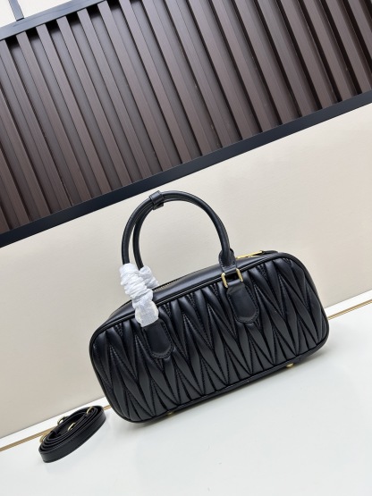 ミュウミュウ「MIUMIU」レディースファッションハンドバッグとショルダーバッグ