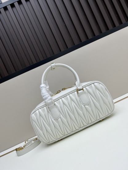 ミュウミュウ「MIUMIU」レディースファッションハンドバッグとショルダーバッグ