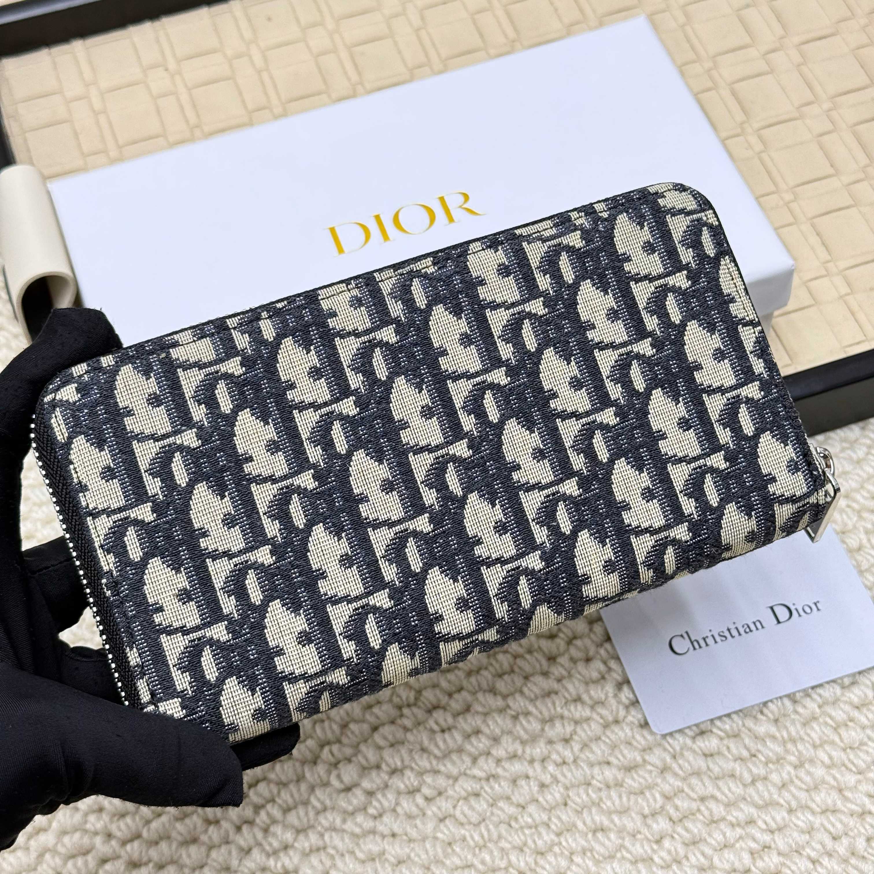 ディオール「Dior」 クラシックな高級品さいふ