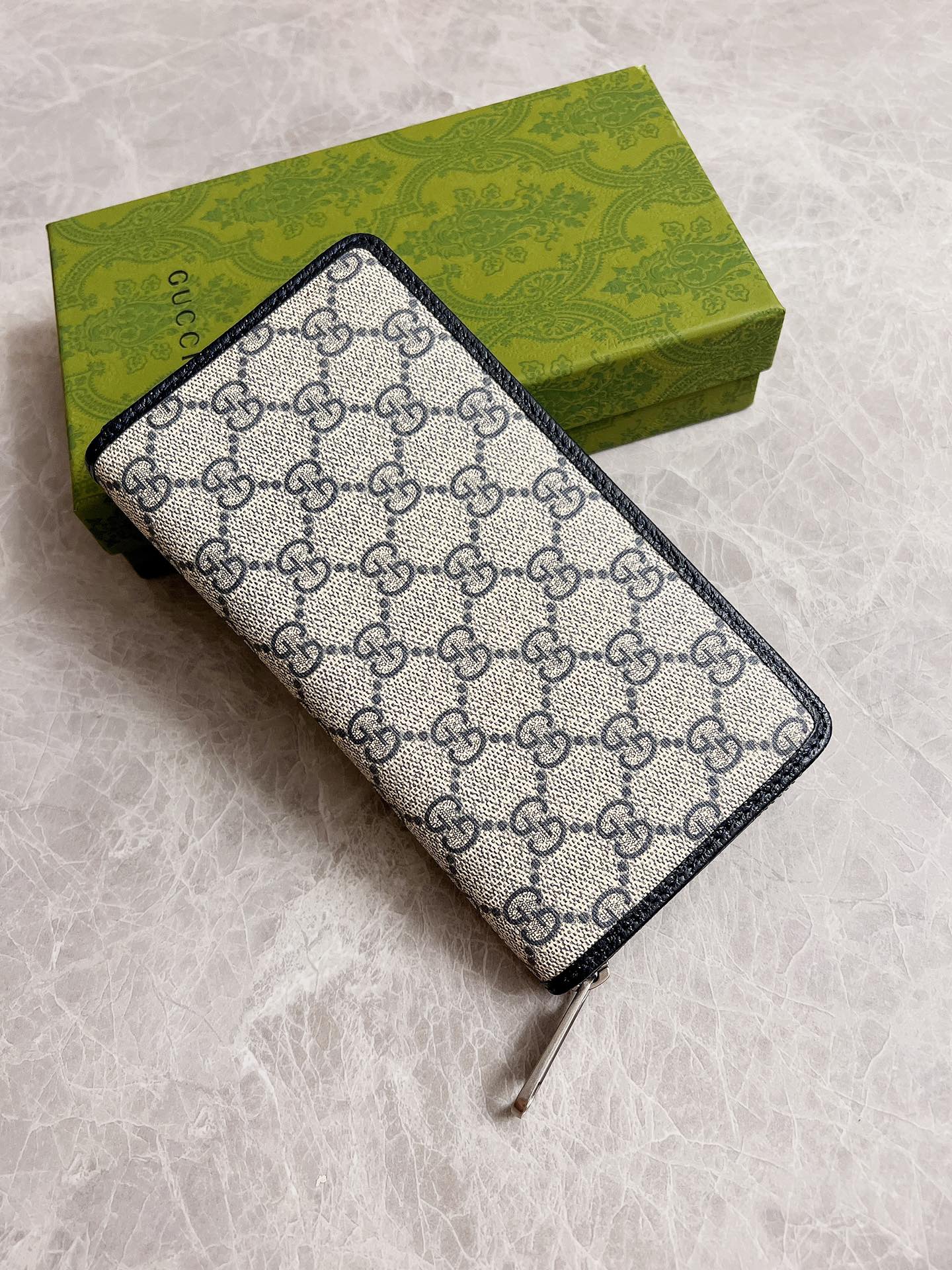 グッチ「Gucci」 クラシックなモノグラムウォレット