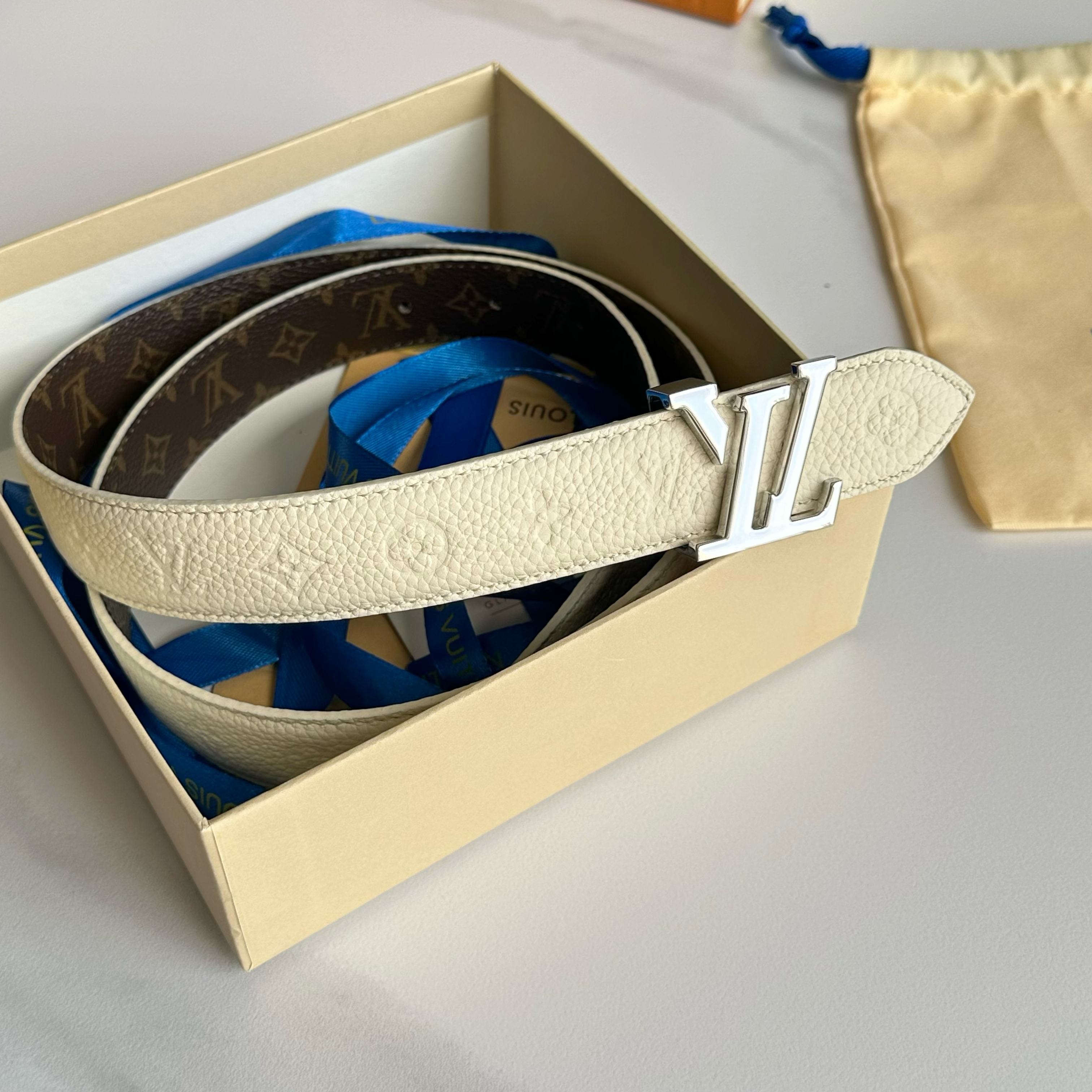 Louis Vuitton ルイヴィトンの新作女性用ベルト（リバーシブル）