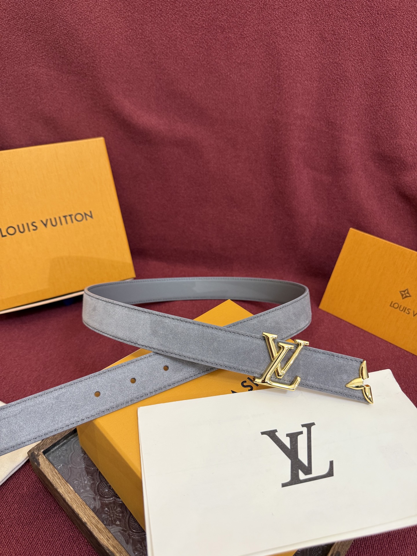Louis Vuitton ルイヴィトンの新作女性用ベルト（リバーシブル）