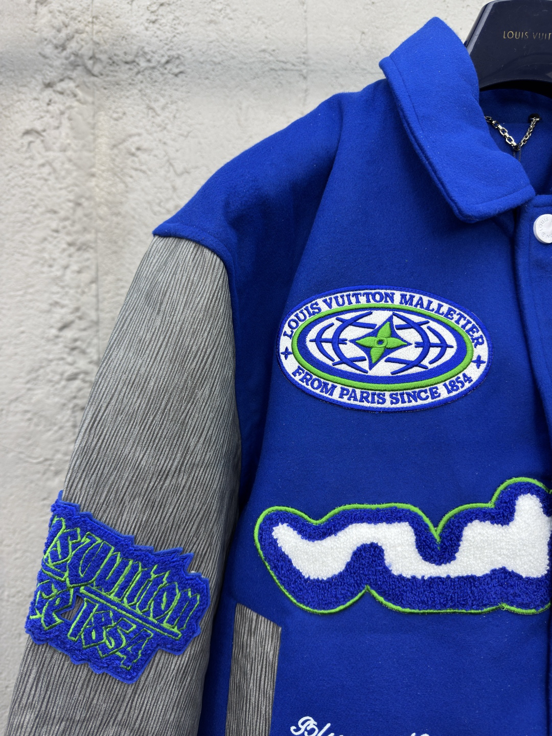 [ Louis Vuitton ] ルイ・ヴィトン  サファイア刺繍の皮の袖の野球服のコート