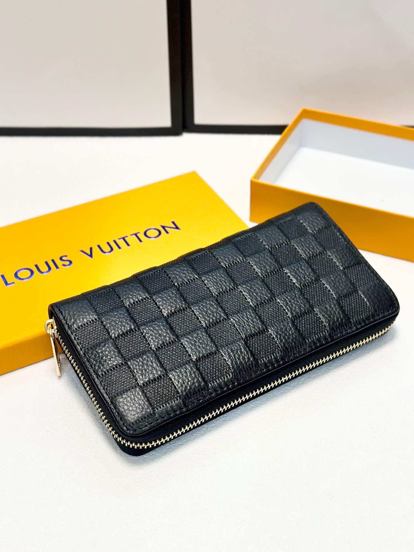 Louis Vuitton  ルイ・ヴィトン 新作 牛革財布