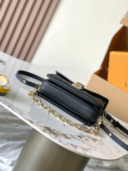 Louis Vuitton  ルイ・ヴィトン シーズナル ワンショルダーバッグ 