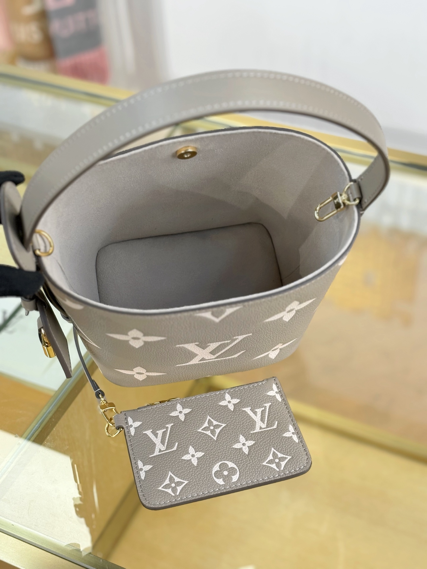 Louis Vuitton  ルイ・ヴィトン シーズナル ワンショルダーバッグ 