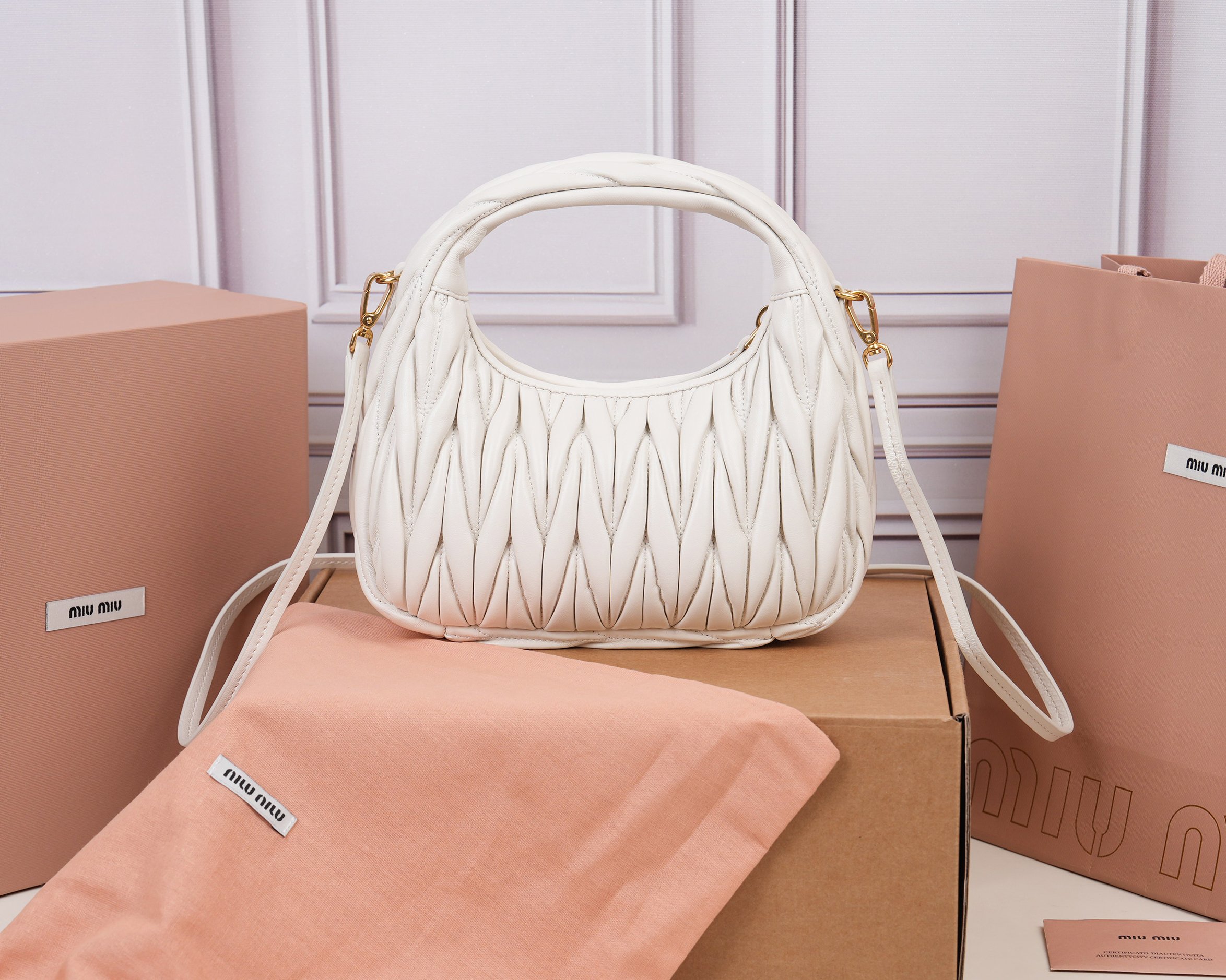 ミュウミュウ「MIUMIU」レディースファッションハンドバッグとショルダーバッグ