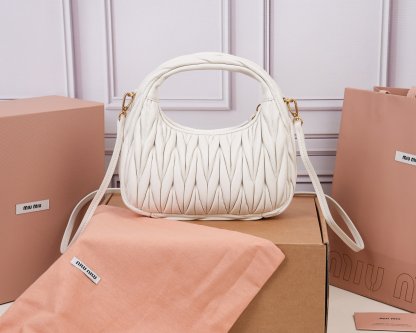 ミュウミュウ「MIUMIU」レディースファッションハンドバッグとショルダーバッグ