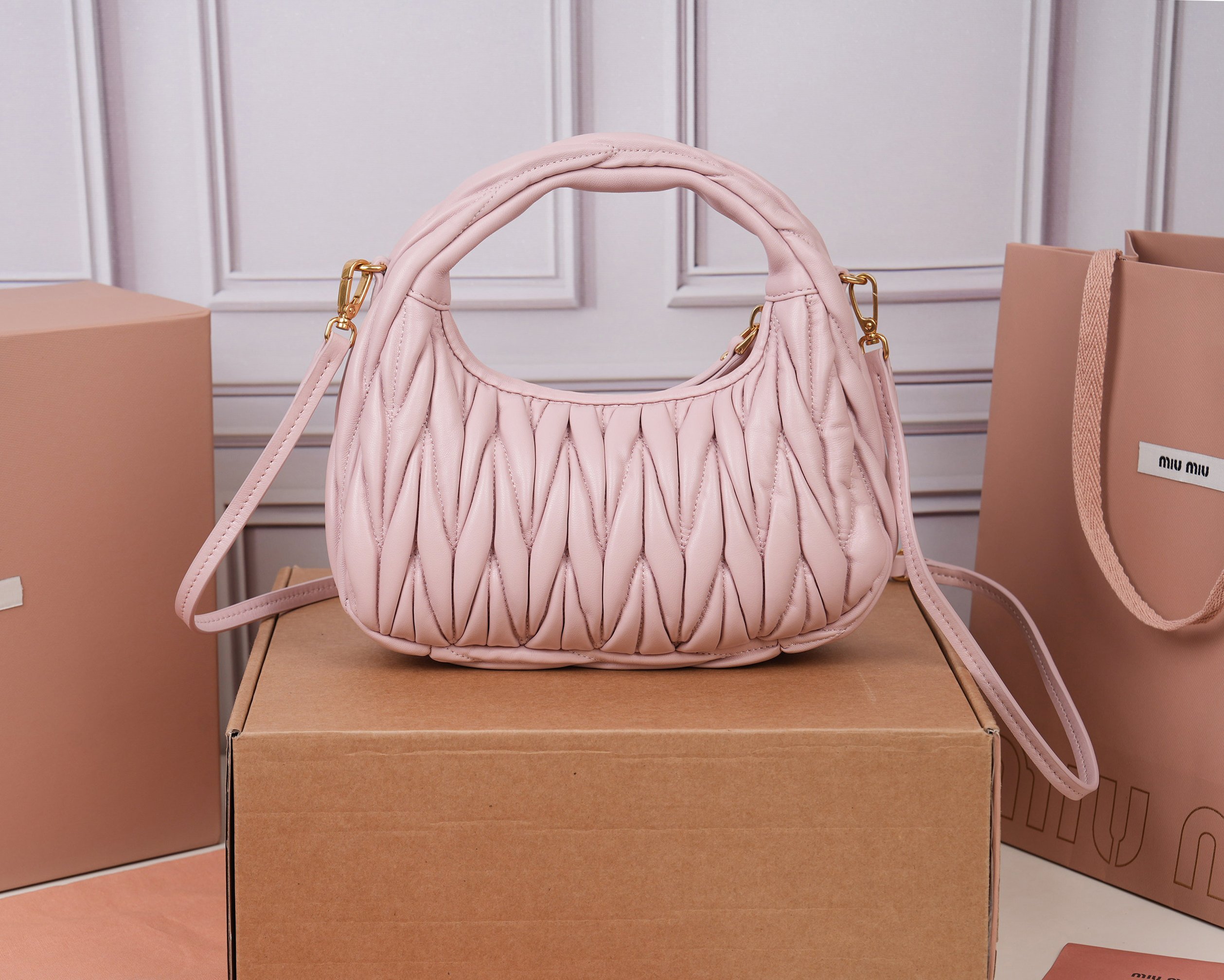 ミュウミュウ「MIUMIU」レディースファッションハンドバッグとショルダーバッグ