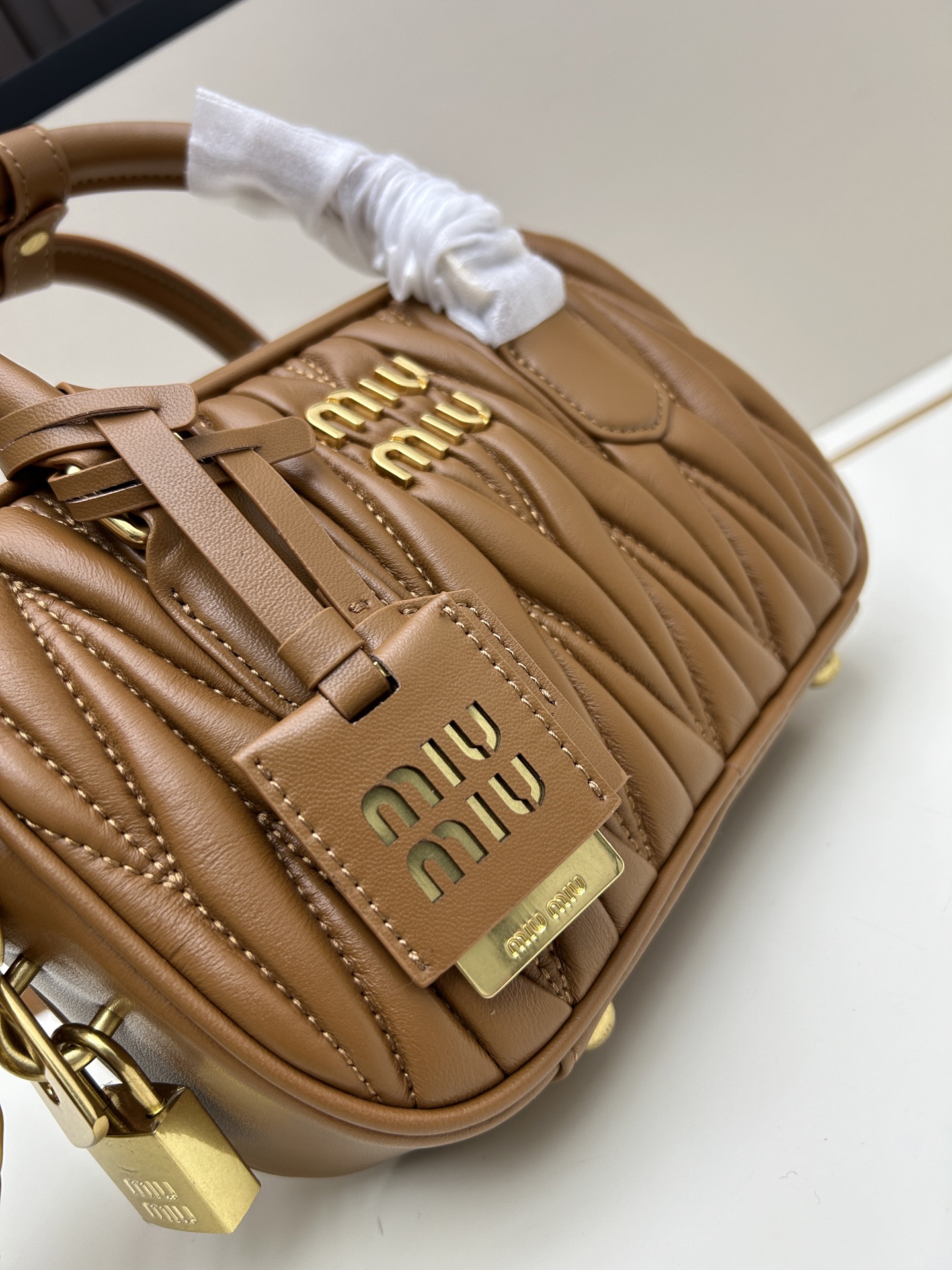ミュウミュウ「MIUMIU」レディースファッションハンドバッグとショルダーバッグ