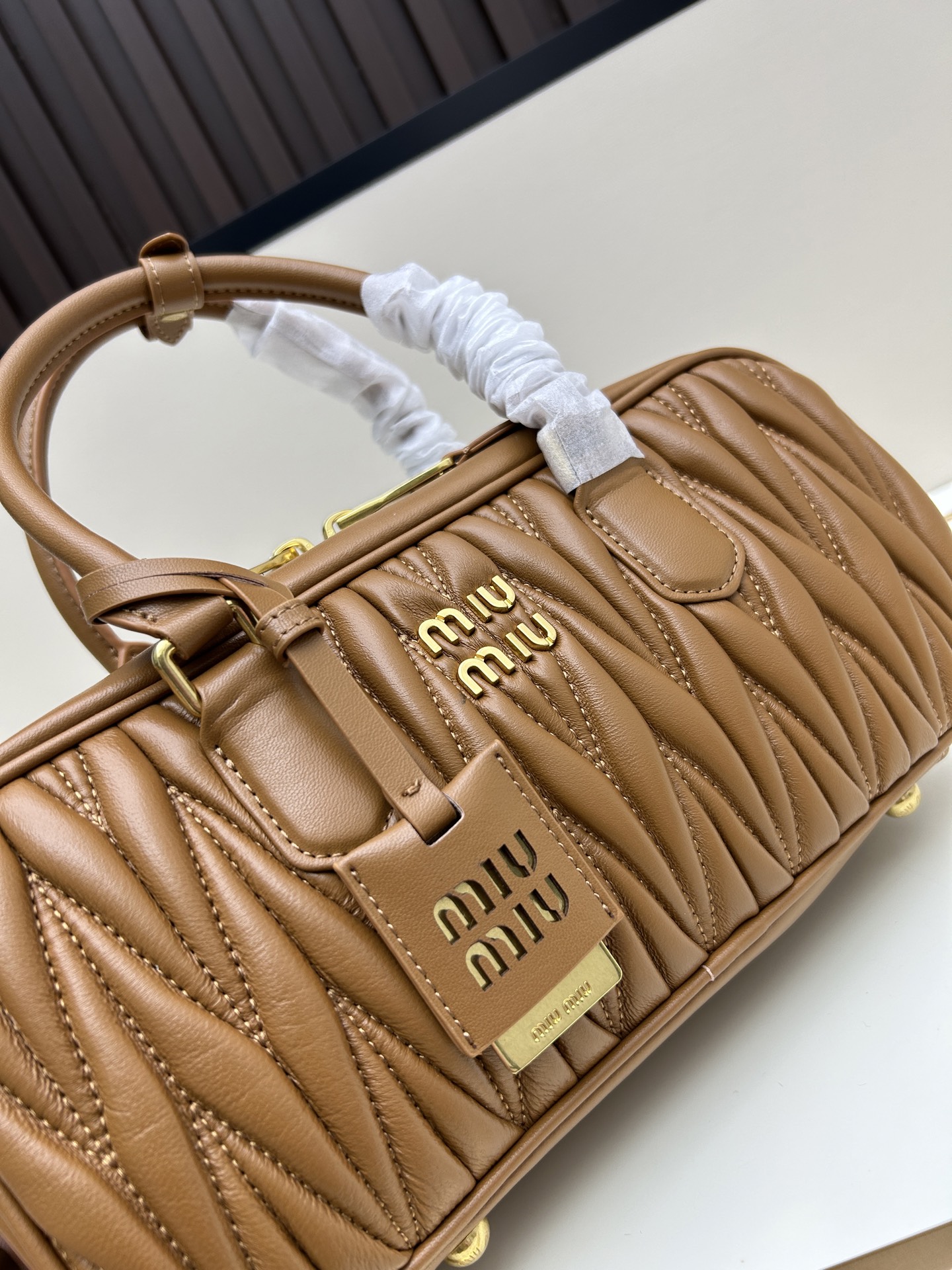 ミュウミュウ「MIUMIU」レディースファッションハンドバッグとショルダーバッグ