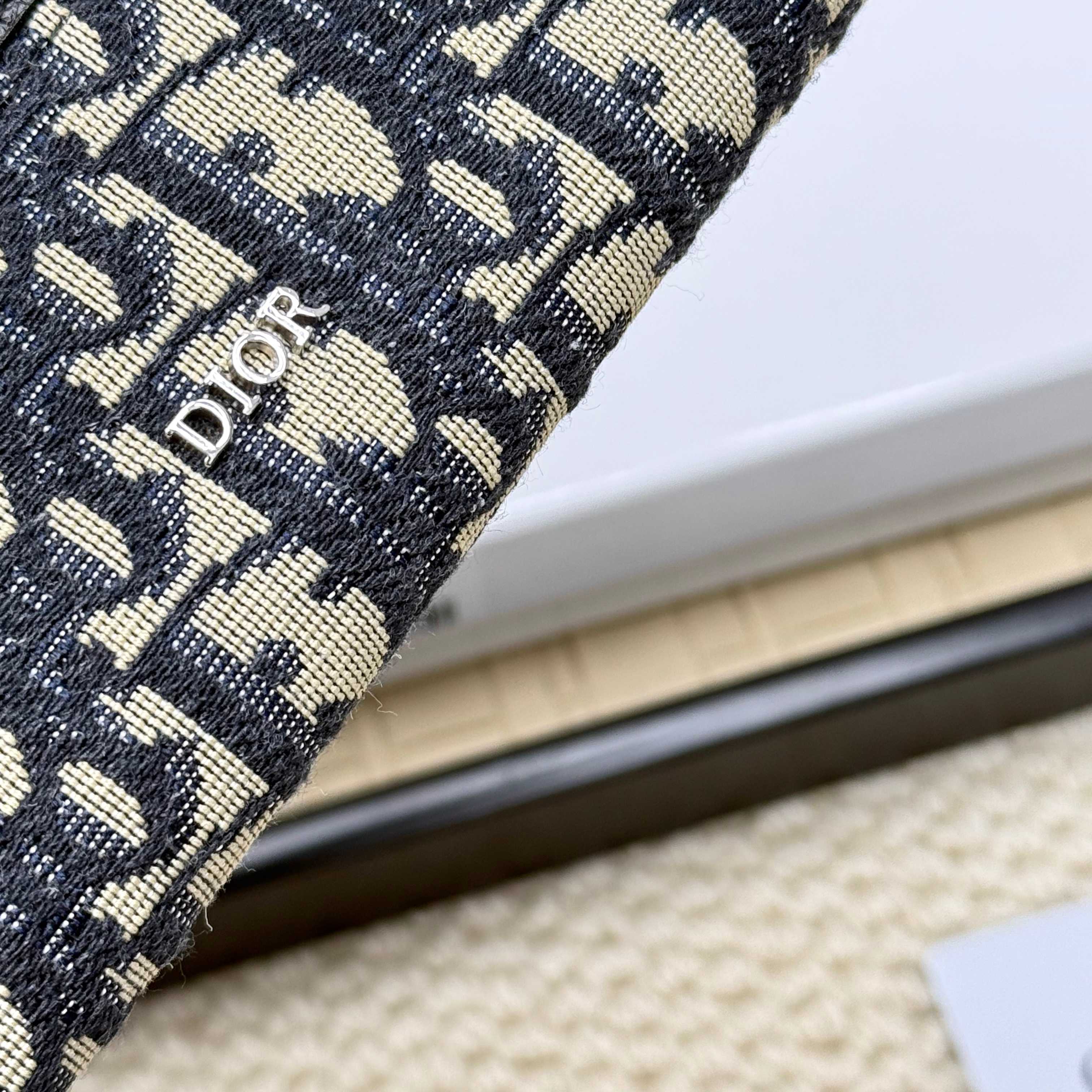 ディオール「Dior」 クラシックな高級品さいふ