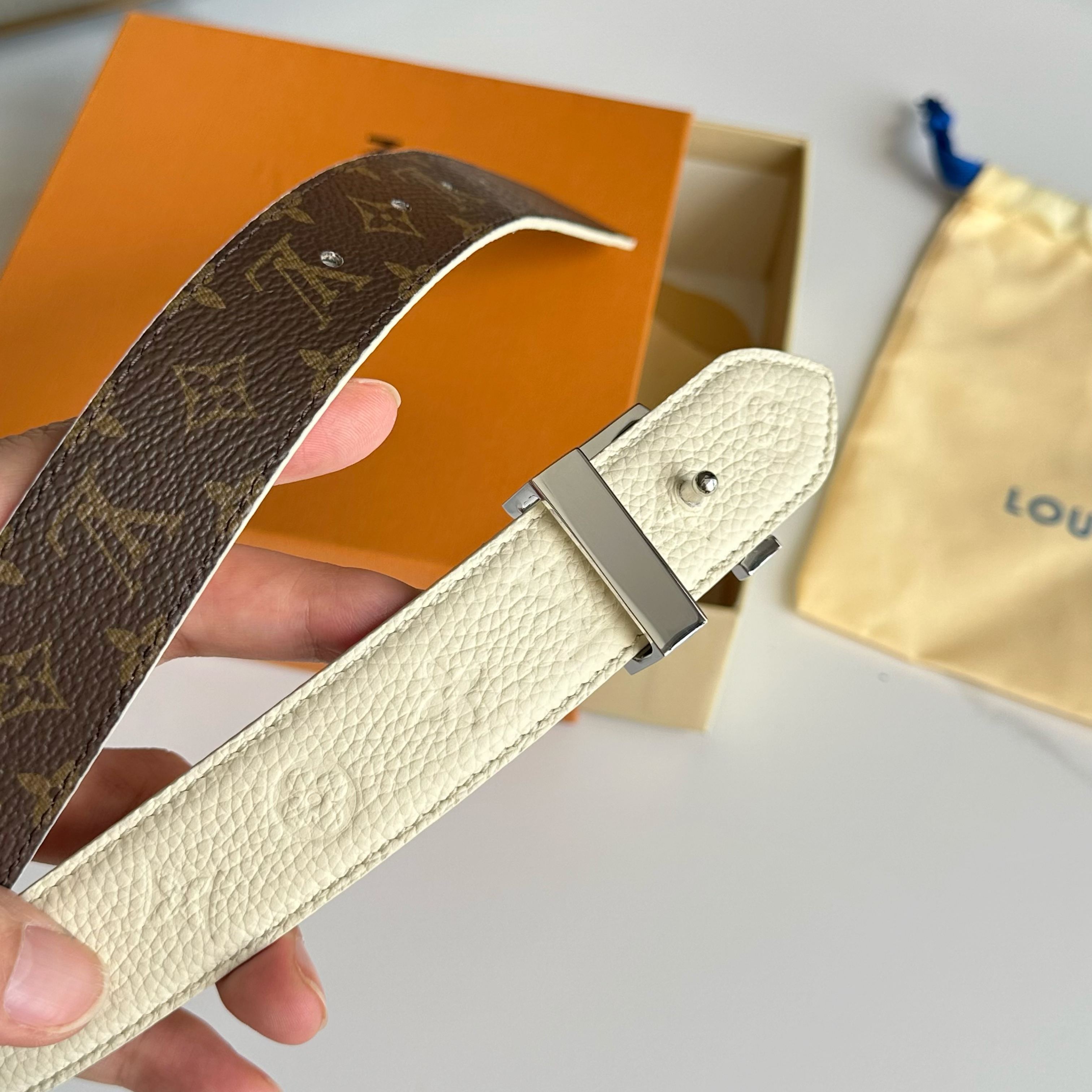 Louis Vuitton ルイヴィトンの新作女性用ベルト（リバーシブル）