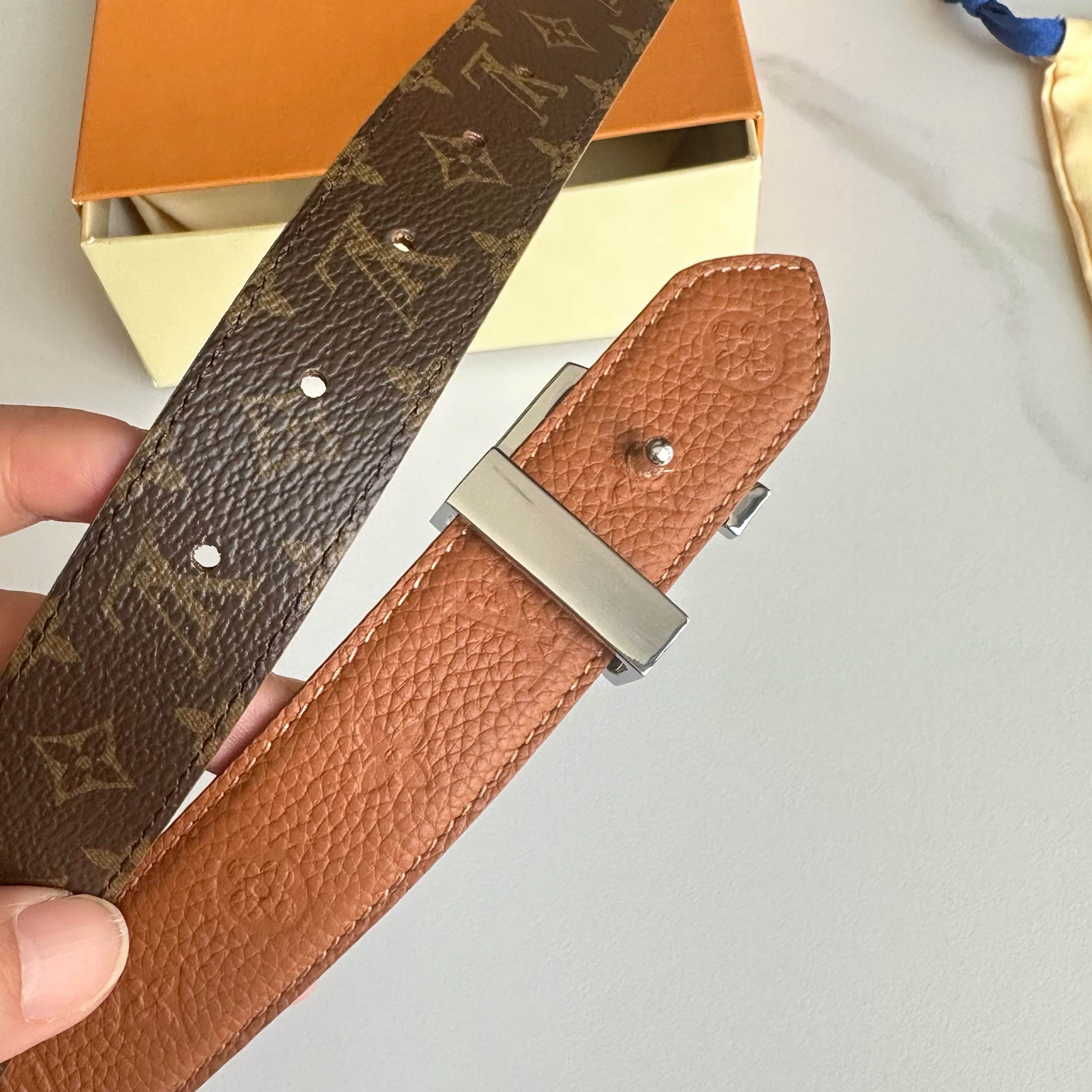 Louis Vuitton ルイヴィトンの新作女性用ベルト（リバーシブル）