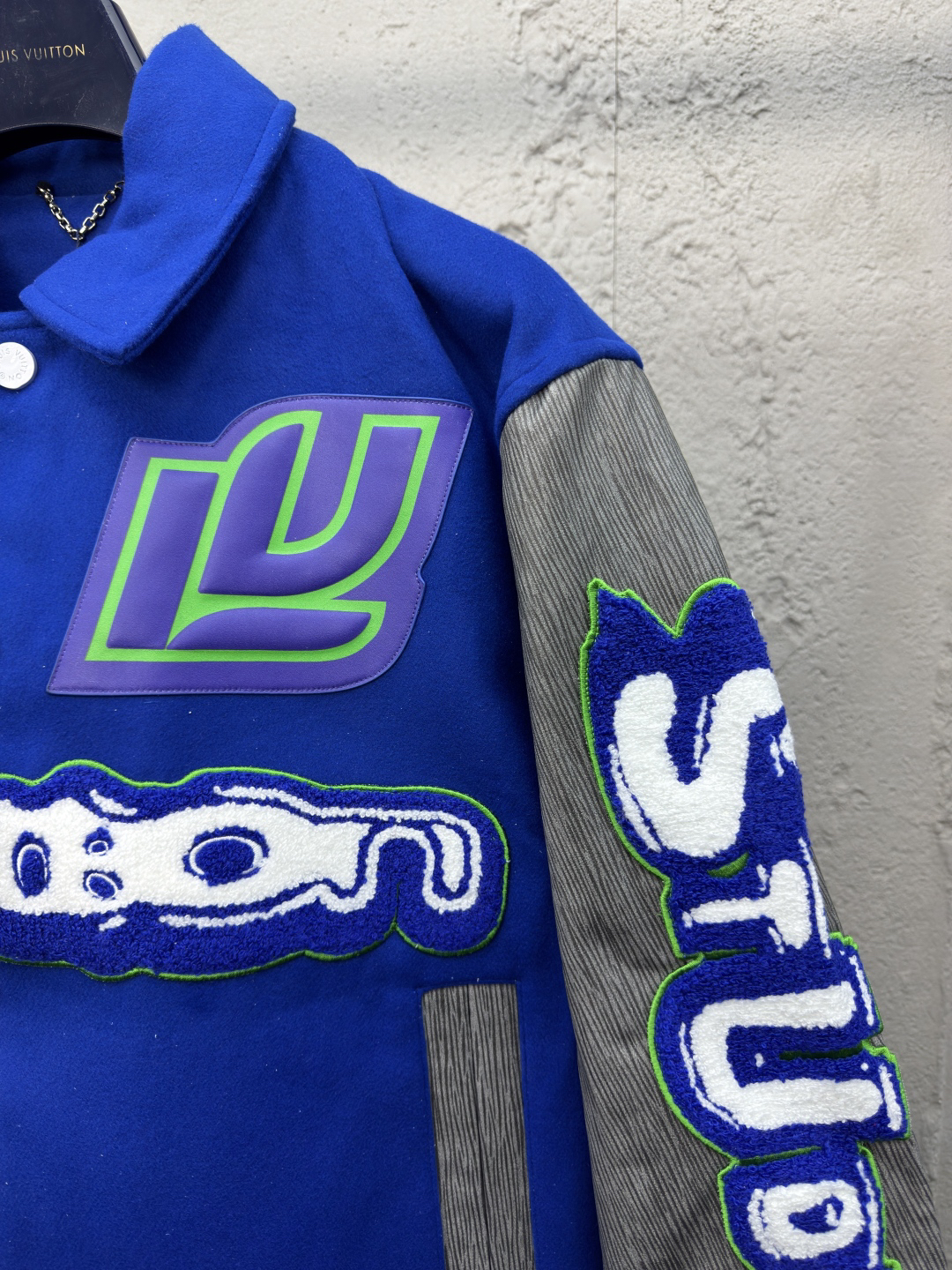 [ Louis Vuitton ] ルイ・ヴィトン  サファイア刺繍の皮の袖の野球服のコート