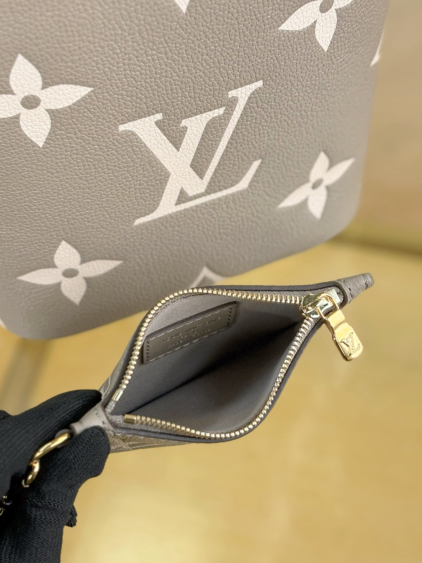 Louis Vuitton  ルイ・ヴィトン シーズナル ワンショルダーバッグ 