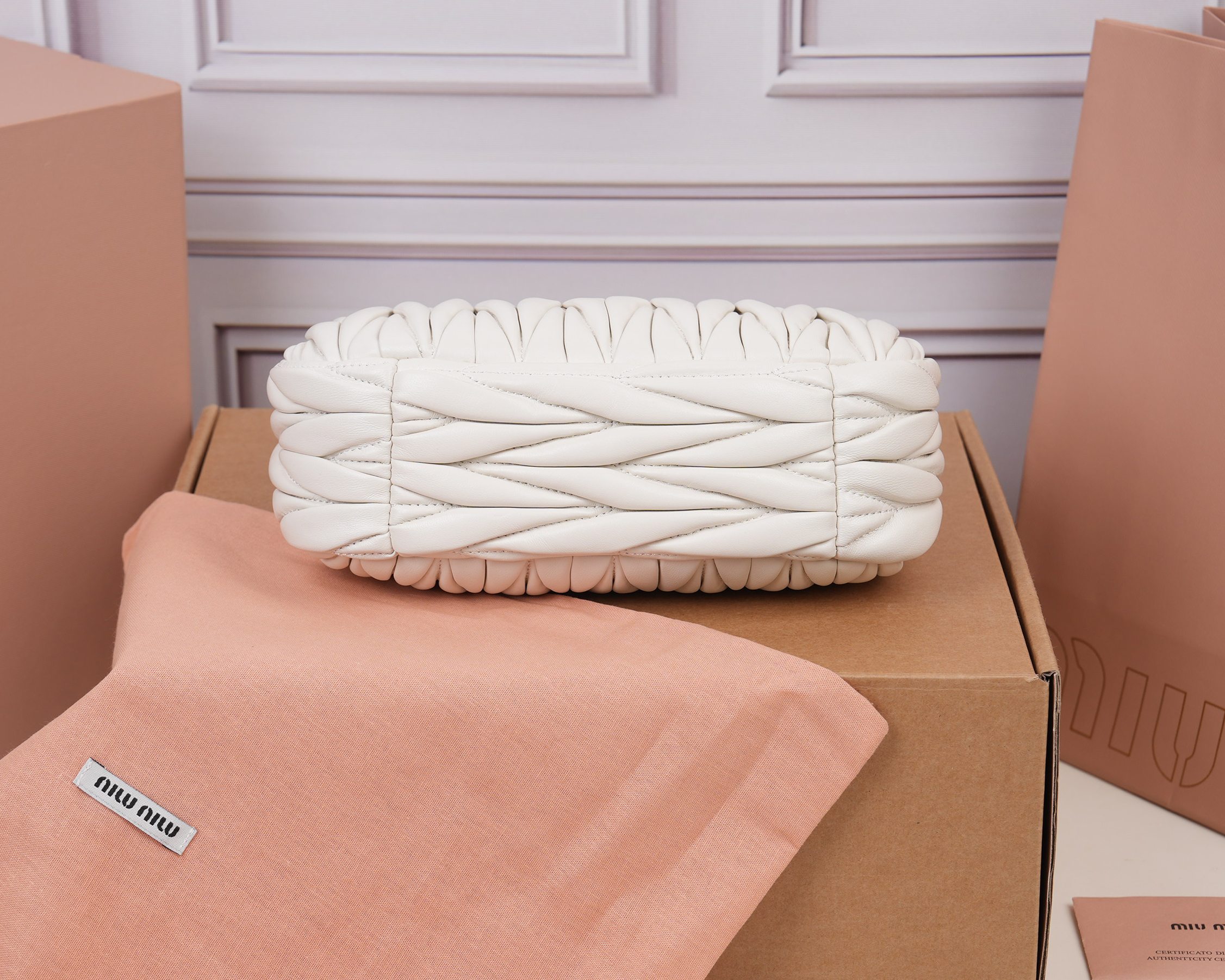 ミュウミュウ「MIUMIU」レディースファッションハンドバッグとショルダーバッグ