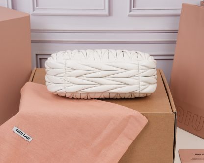 ミュウミュウ「MIUMIU」レディースファッションハンドバッグとショルダーバッグ
