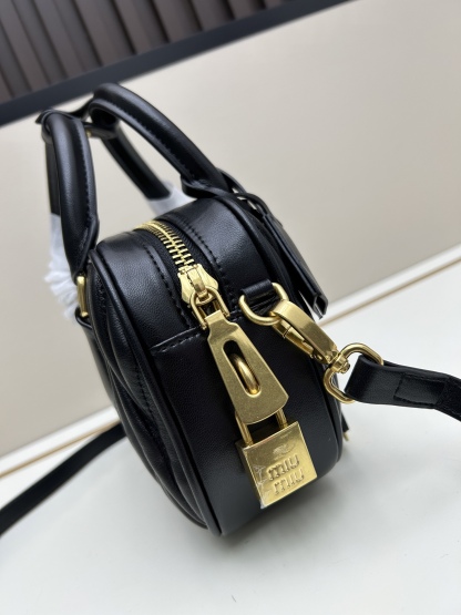 ミュウミュウ「MIUMIU」レディースファッションハンドバッグとショルダーバッグ