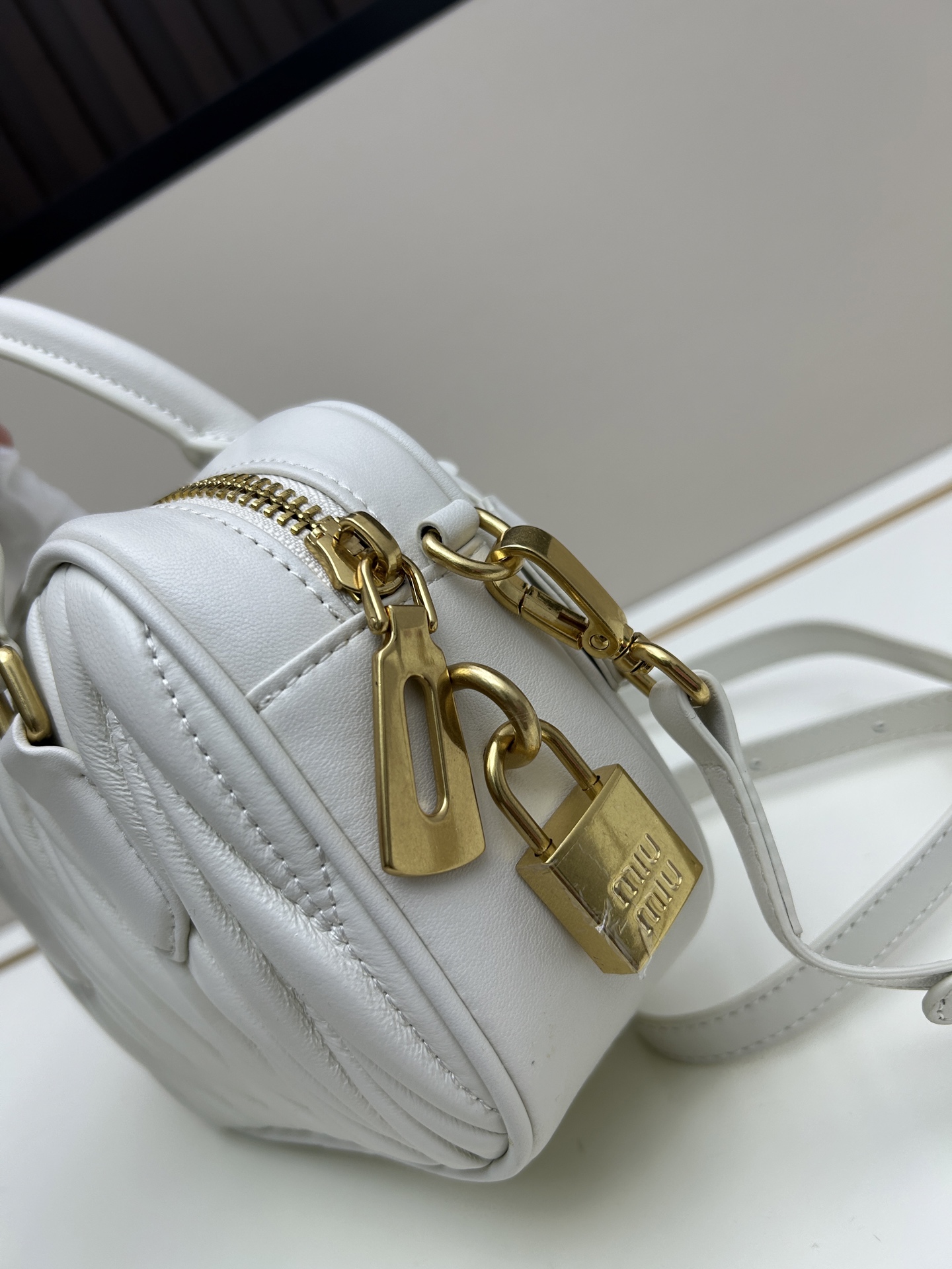 ミュウミュウ「MIUMIU」レディースファッションハンドバッグとショルダーバッグ