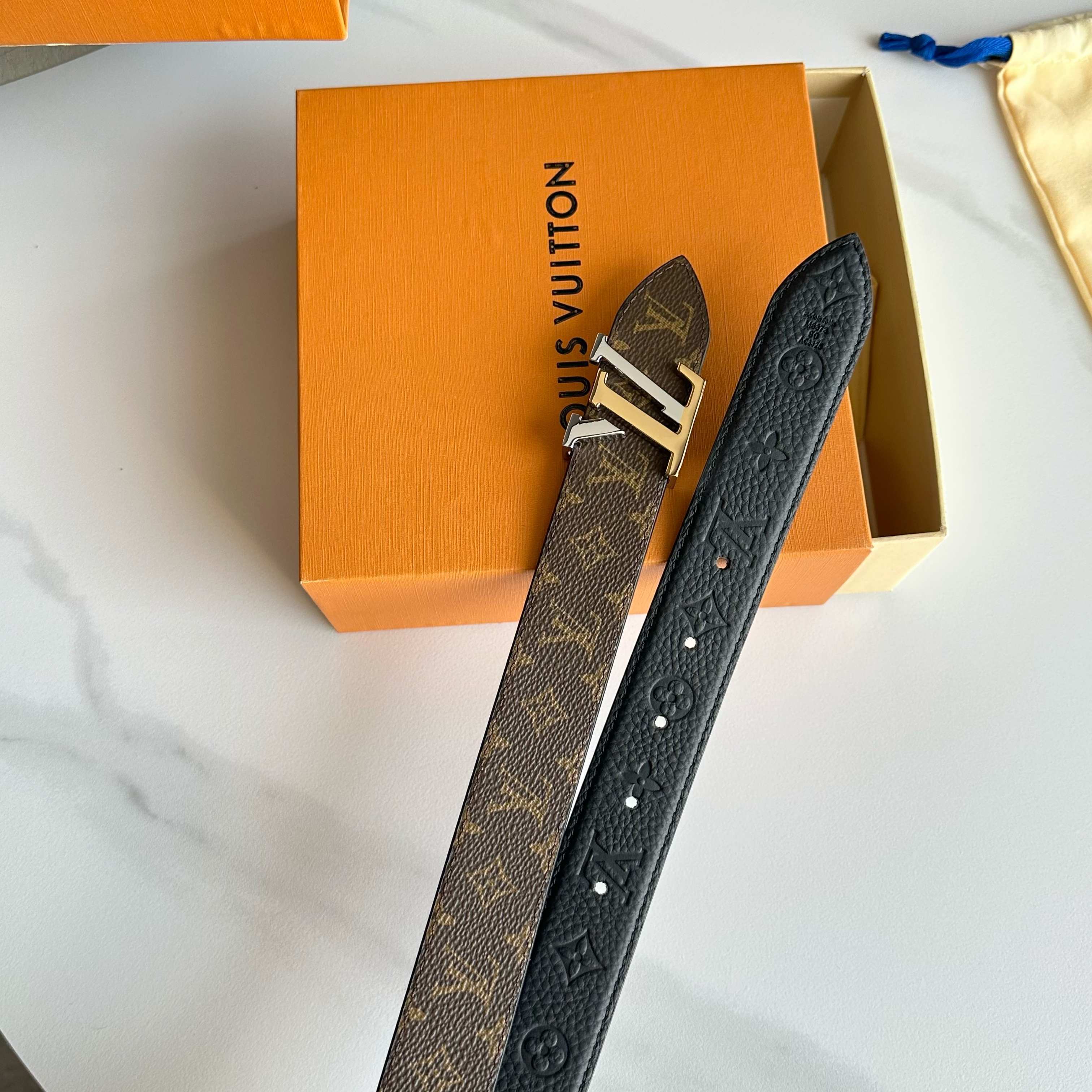Louis Vuitton ルイヴィトンの新作女性用ベルト（リバーシブル）