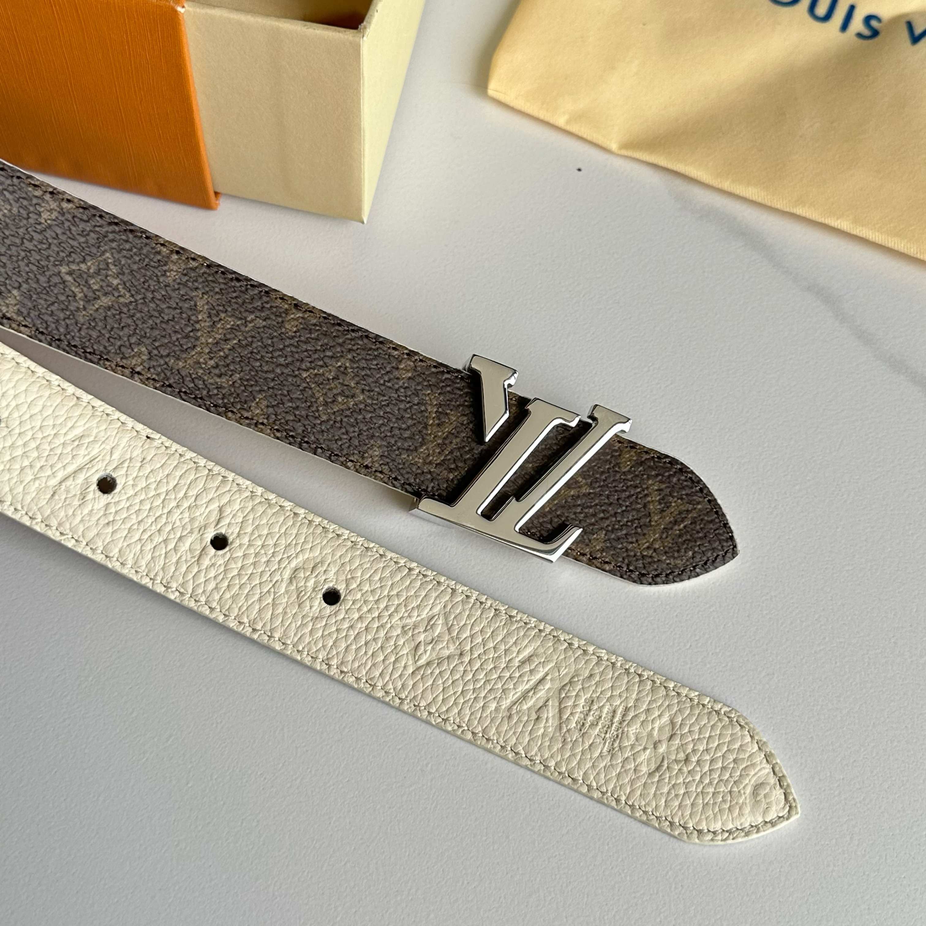 Louis Vuitton ルイヴィトンの新作女性用ベルト（リバーシブル）