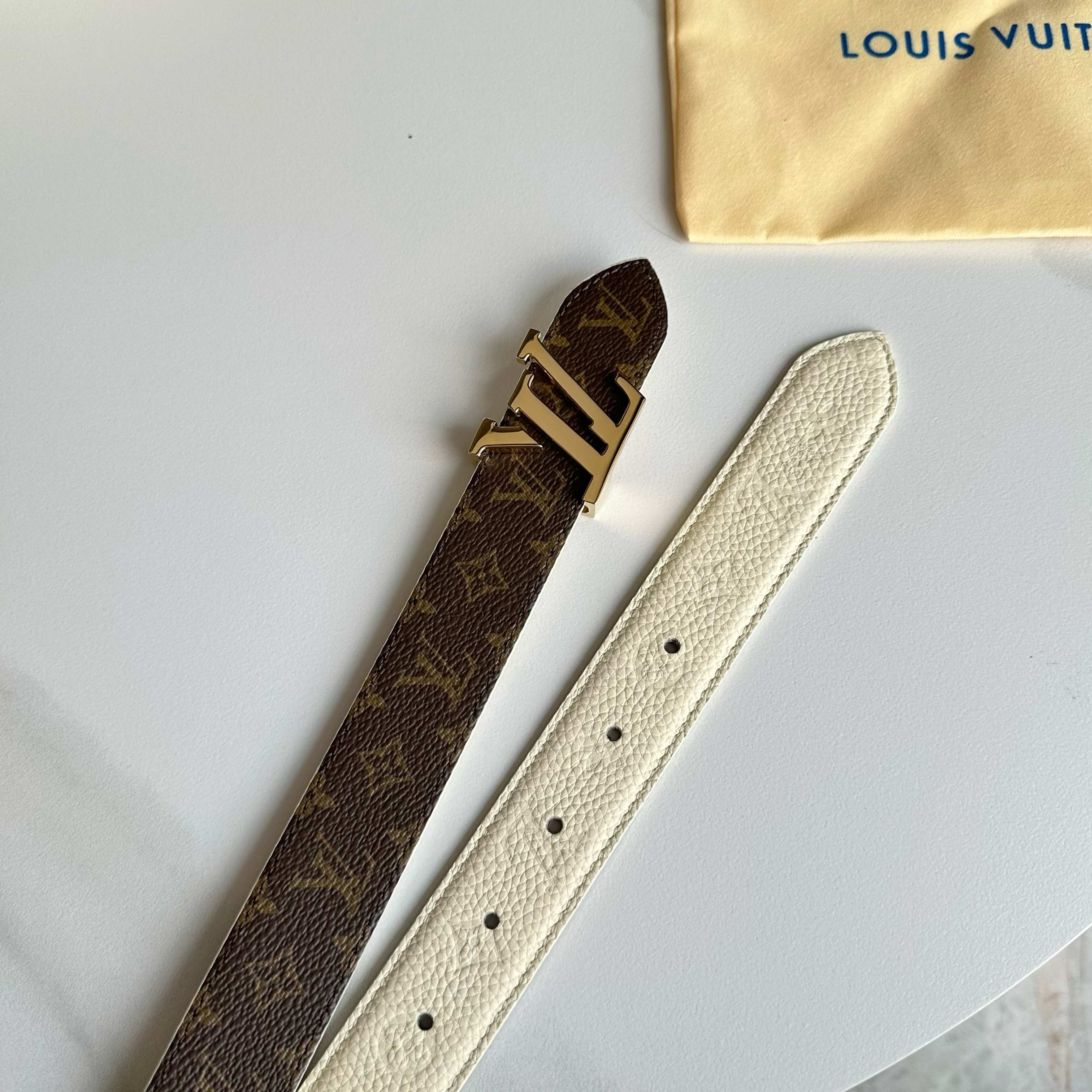 Louis Vuitton ルイヴィトンの新作女性用ベルト（リバーシブル）