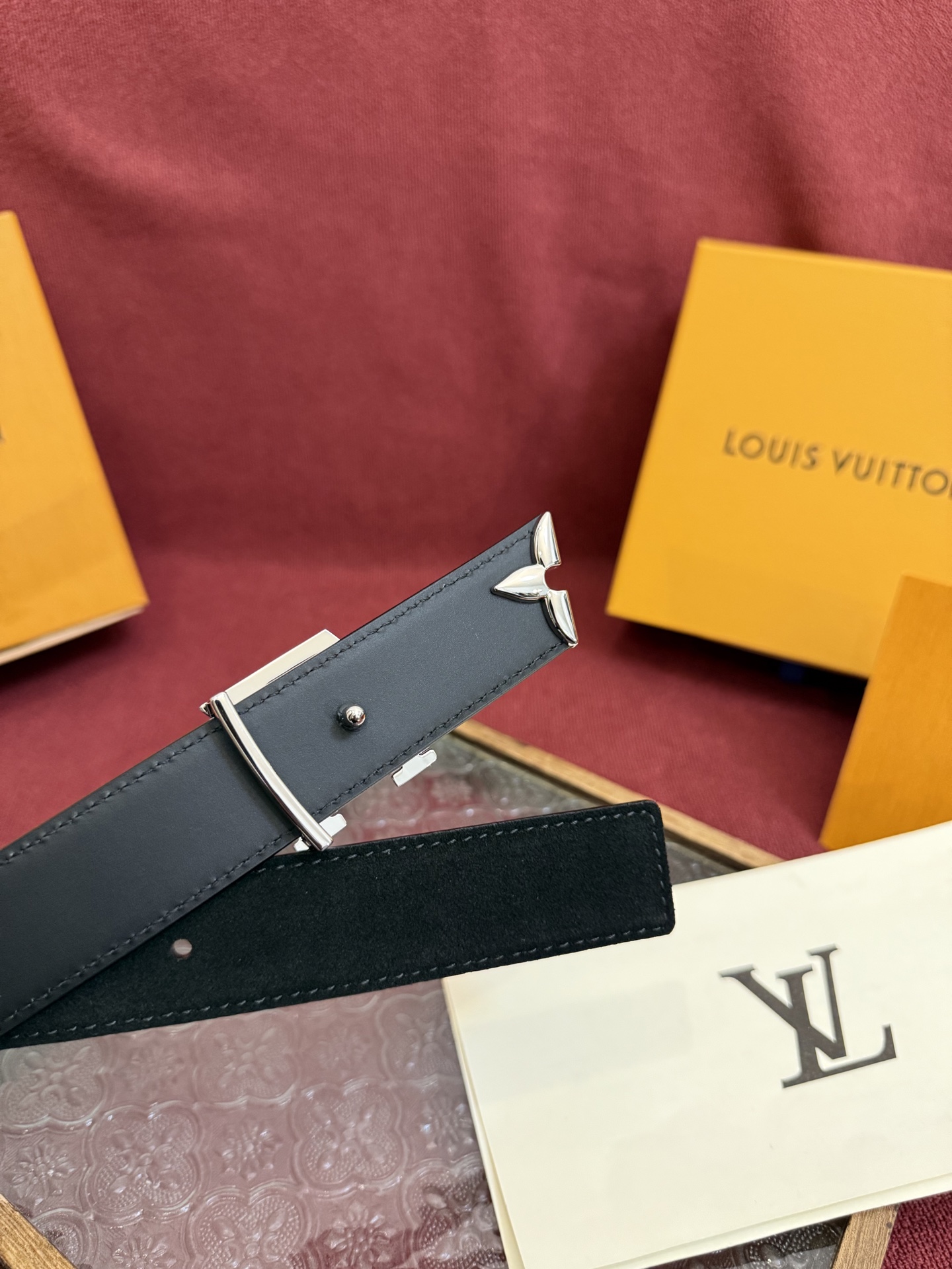 Louis Vuitton ルイヴィトンの新作女性用ベルト（リバーシブル）