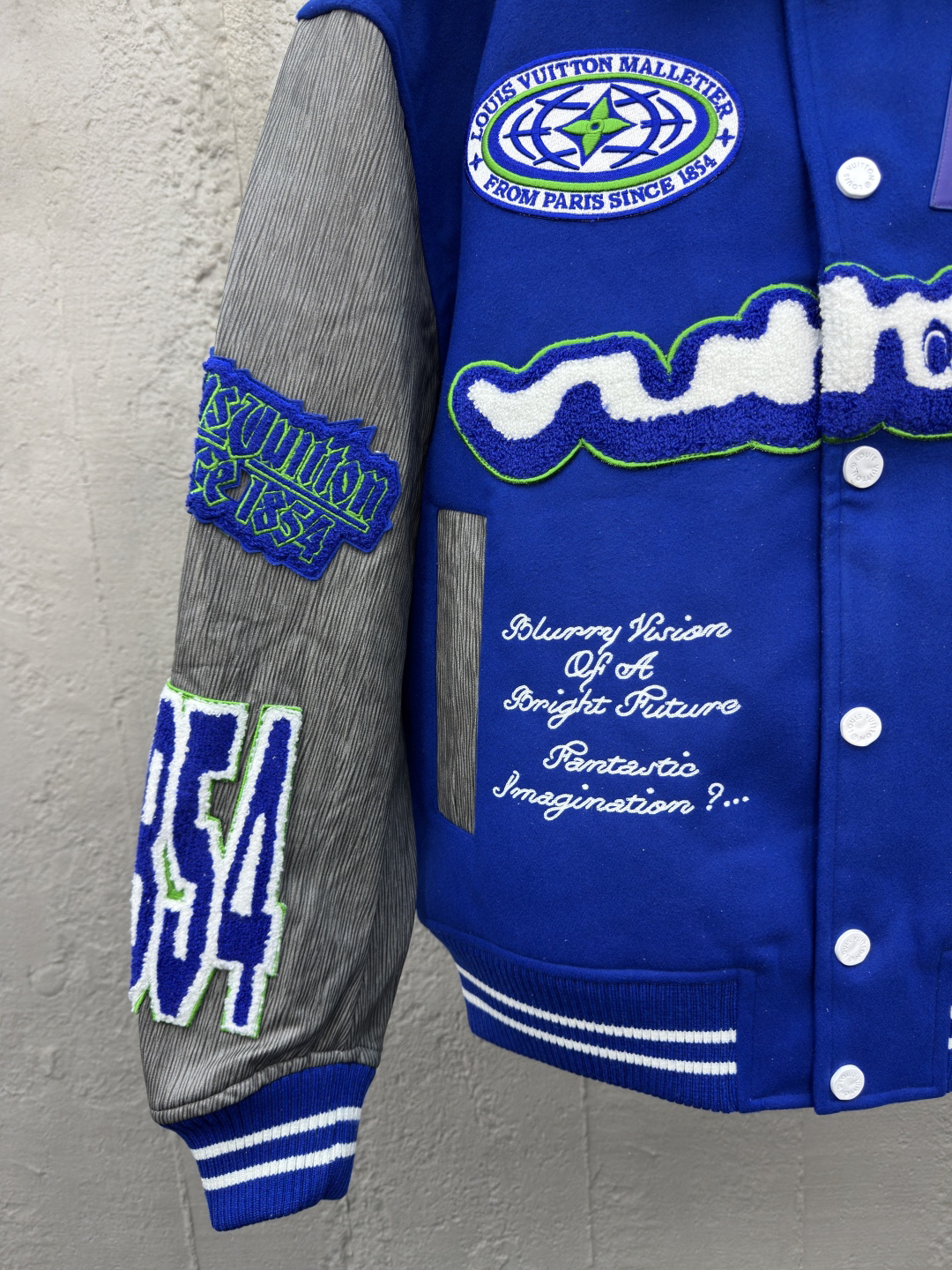 [ Louis Vuitton ] ルイ・ヴィトン  サファイア刺繍の皮の袖の野球服のコート