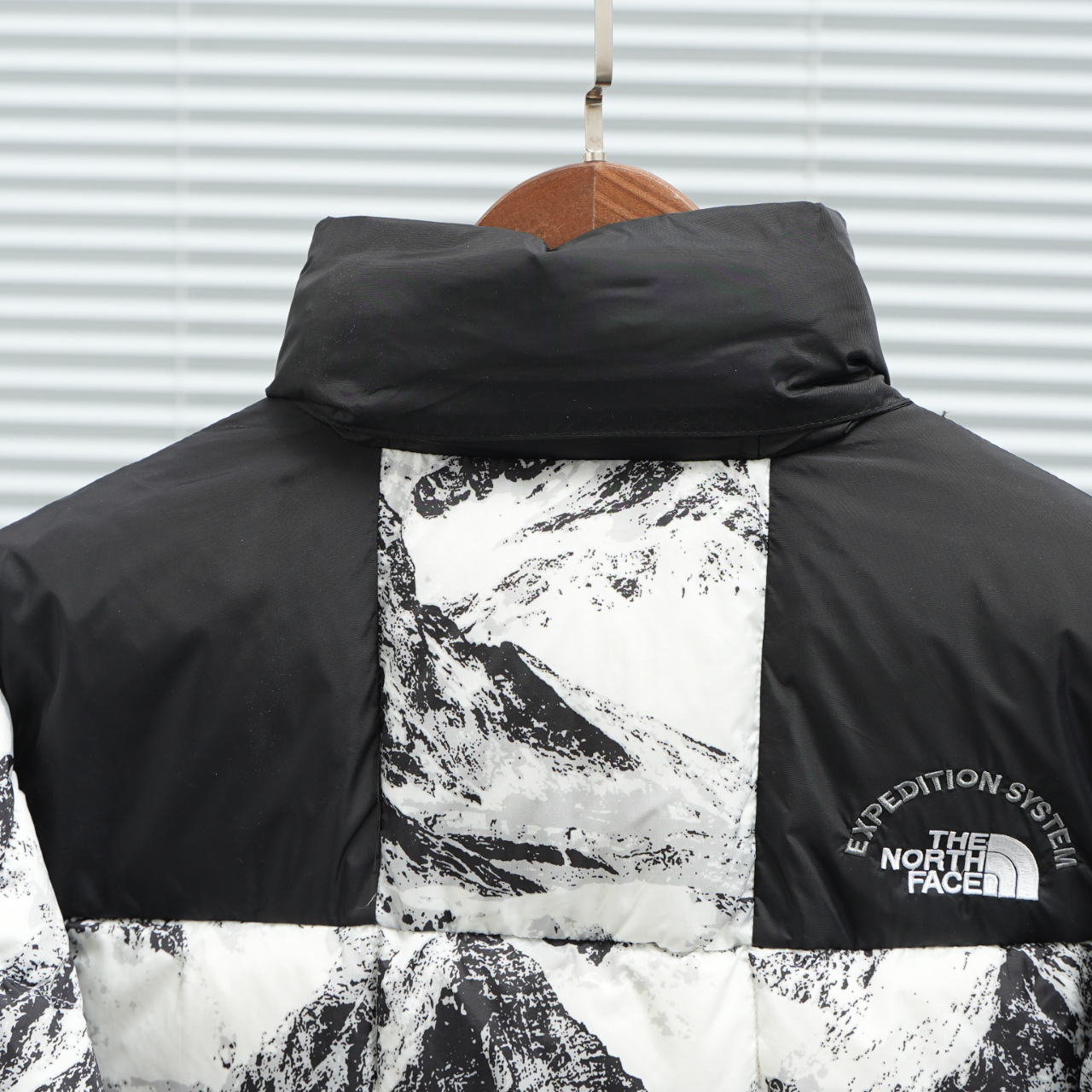 ザ・ノース・フェース スノーマウンテン第4世代--スリーブバッジモデル