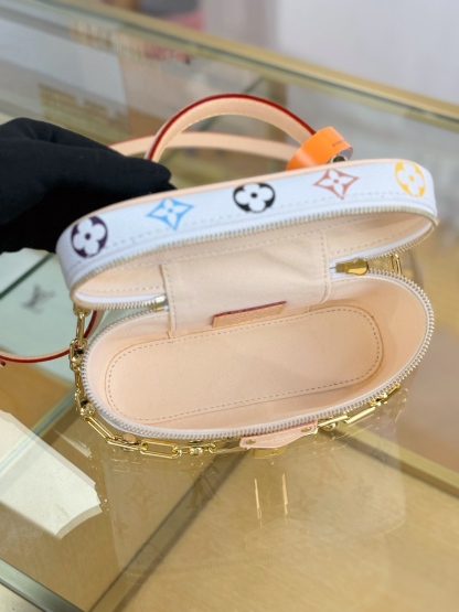 Louis Vuitton  ルイ・ヴィトン シーズナル ワンショルダーバッグ 