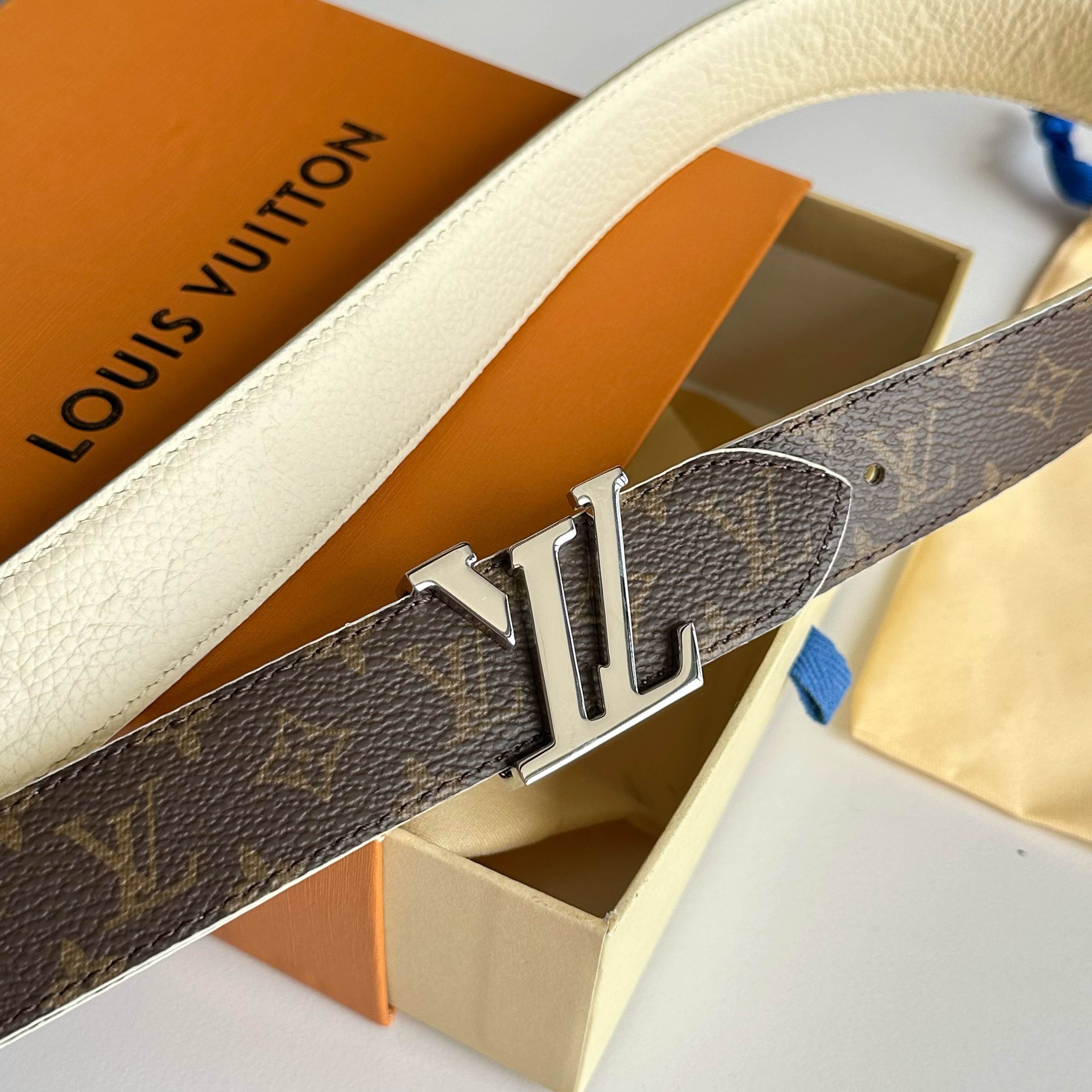 Louis Vuitton ルイヴィトンの新作女性用ベルト（リバーシブル）