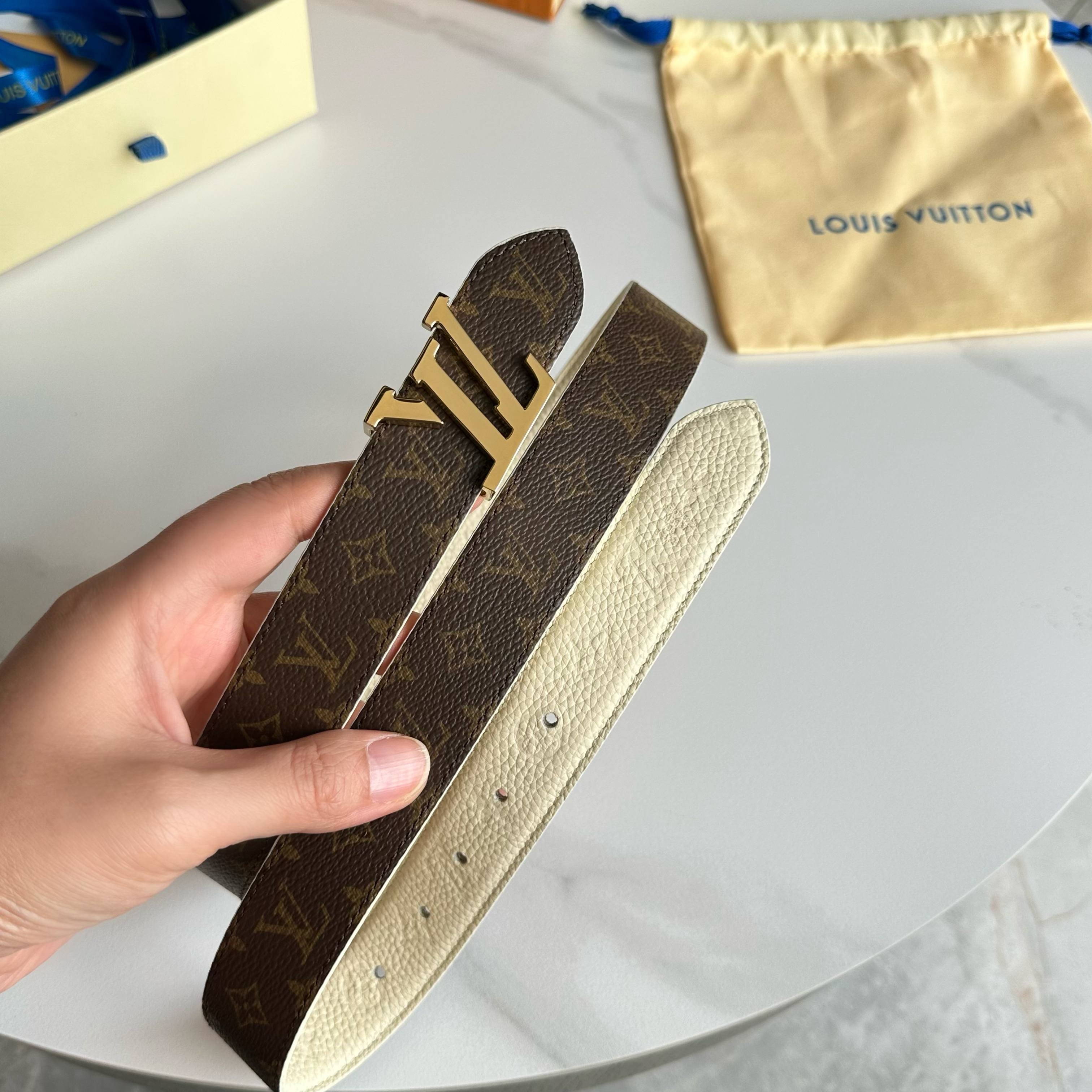 Louis Vuitton ルイヴィトンの新作女性用ベルト（リバーシブル）