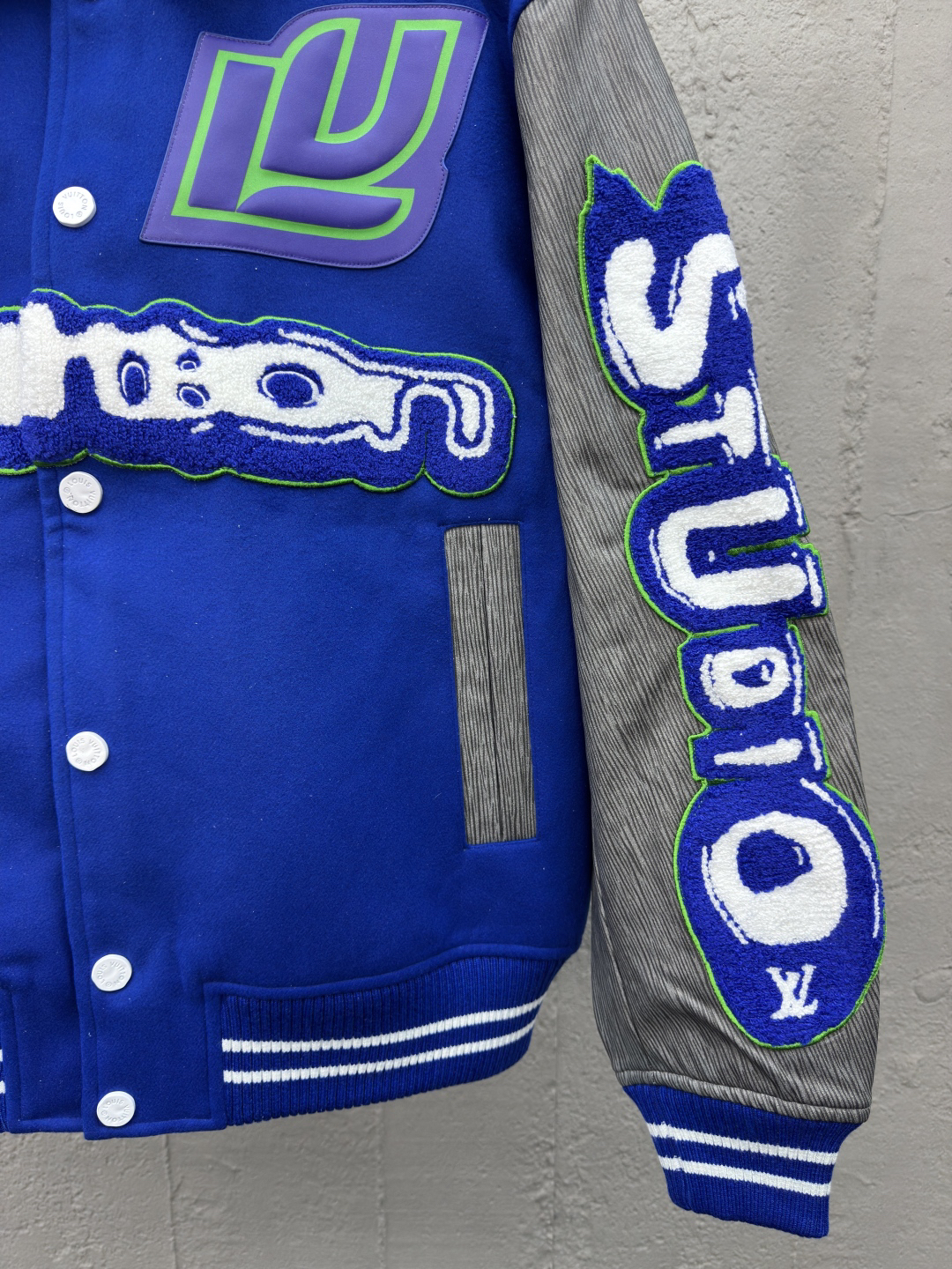 [ Louis Vuitton ] ルイ・ヴィトン  サファイア刺繍の皮の袖の野球服のコート