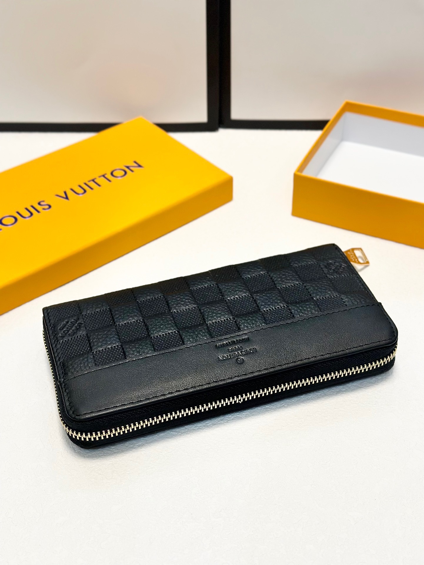 Louis Vuitton  ルイ・ヴィトン 新作 牛革財布