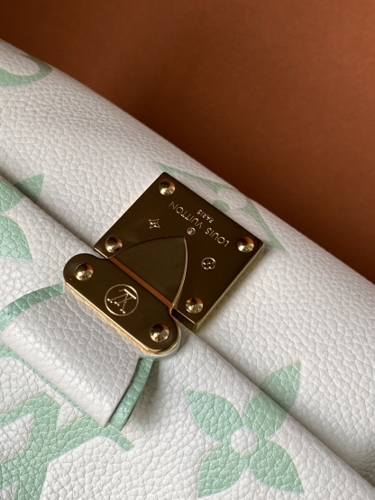 Louis Vuitton  ルイ・ヴィトン シーズナル ワンショルダーバッグ 