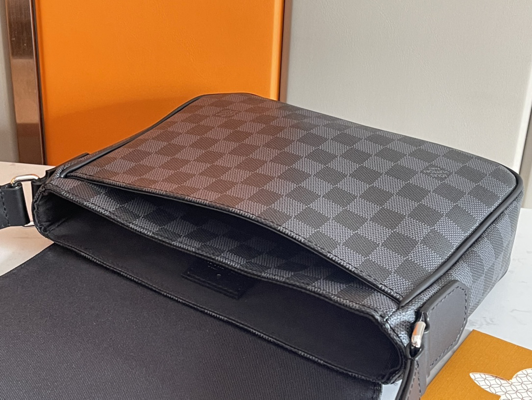 Louis Vuitton  ルイ・ヴィトン シーズナル ワンショルダーバッグ