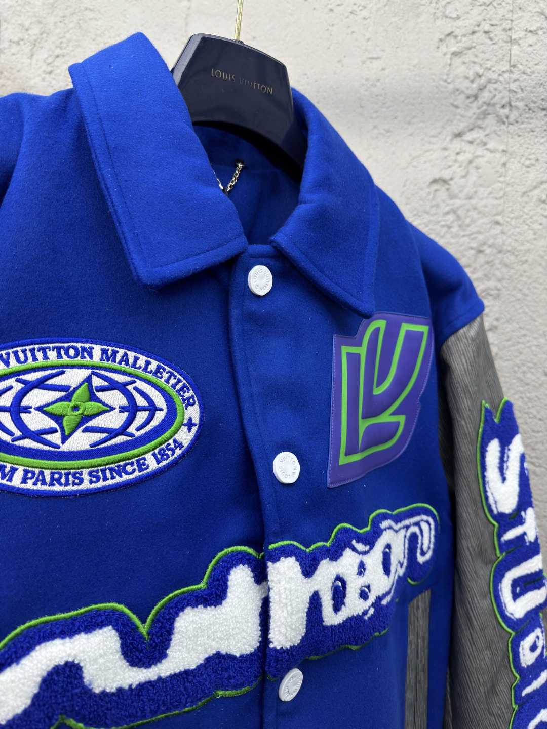 [ Louis Vuitton ] ルイ・ヴィトン  サファイア刺繍の皮の袖の野球服のコート