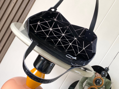 イッセイミヤケ「Issey Miyake」LUCENTシリーズ トートバッグ