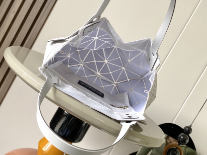 イッセイミヤケ「Issey Miyake」LUCENTシリーズ トートバッグ