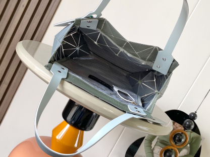 イッセイミヤケ「Issey Miyake」LUCENTシリーズ トートバッグ