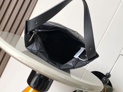 イッセイミヤケ「Issey Miyake」LUCENTシリーズ トートバッグ