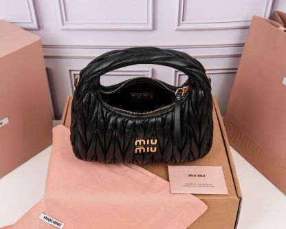 ミュウミュウ「MIUMIU」レディースファッションハンドバッグとショルダーバッグ