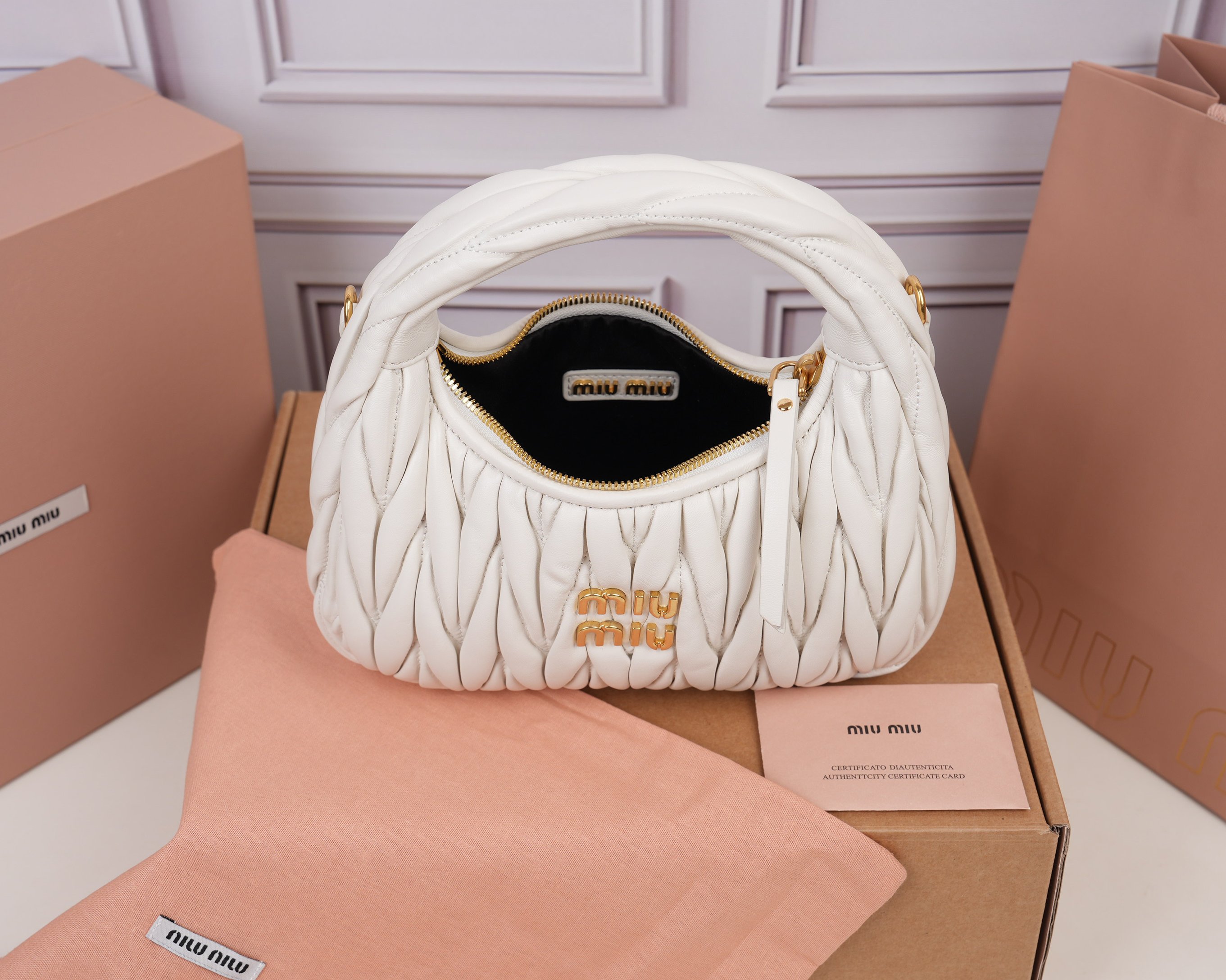 ミュウミュウ「MIUMIU」レディースファッションハンドバッグとショルダーバッグ