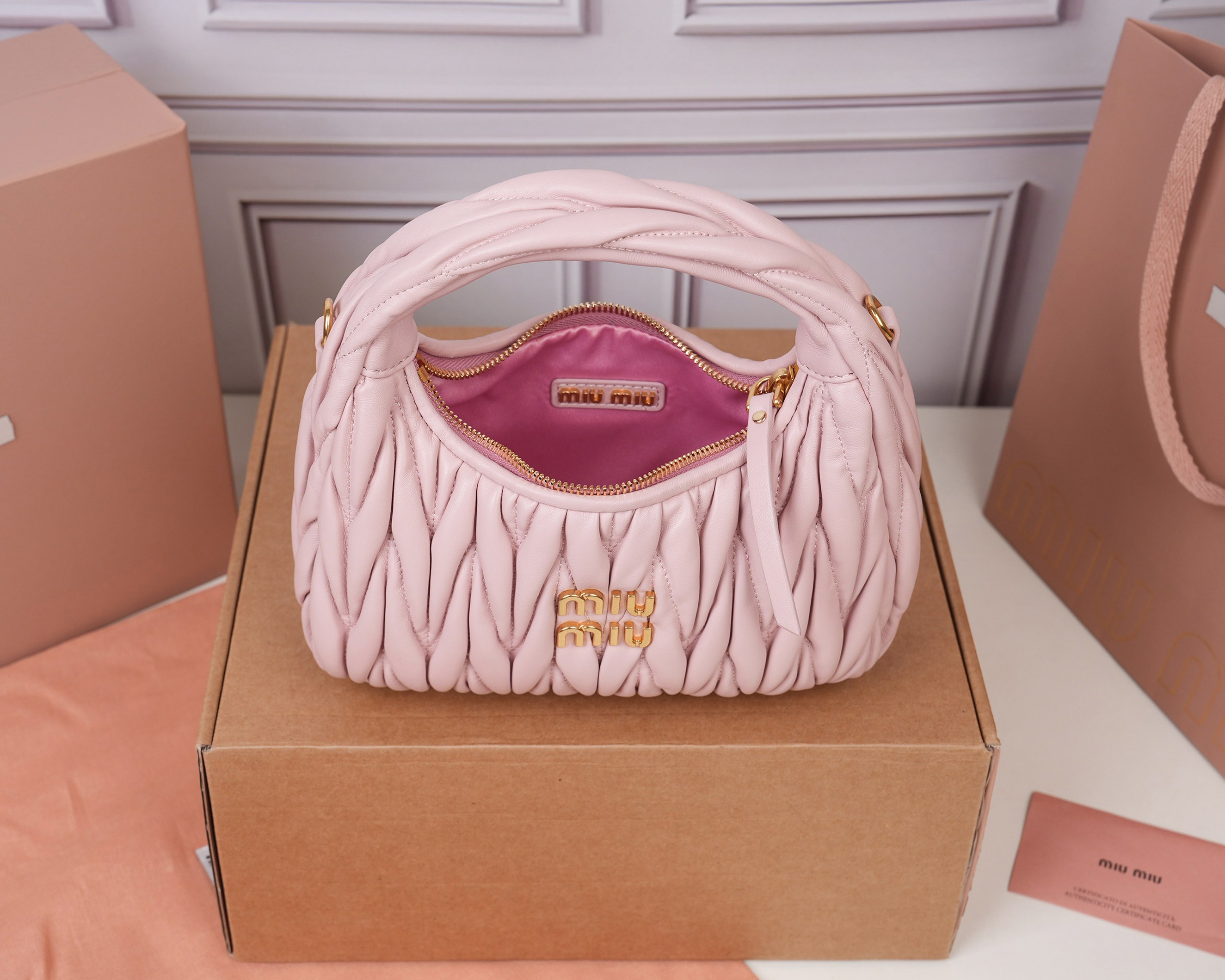 ミュウミュウ「MIUMIU」レディースファッションハンドバッグとショルダーバッグ