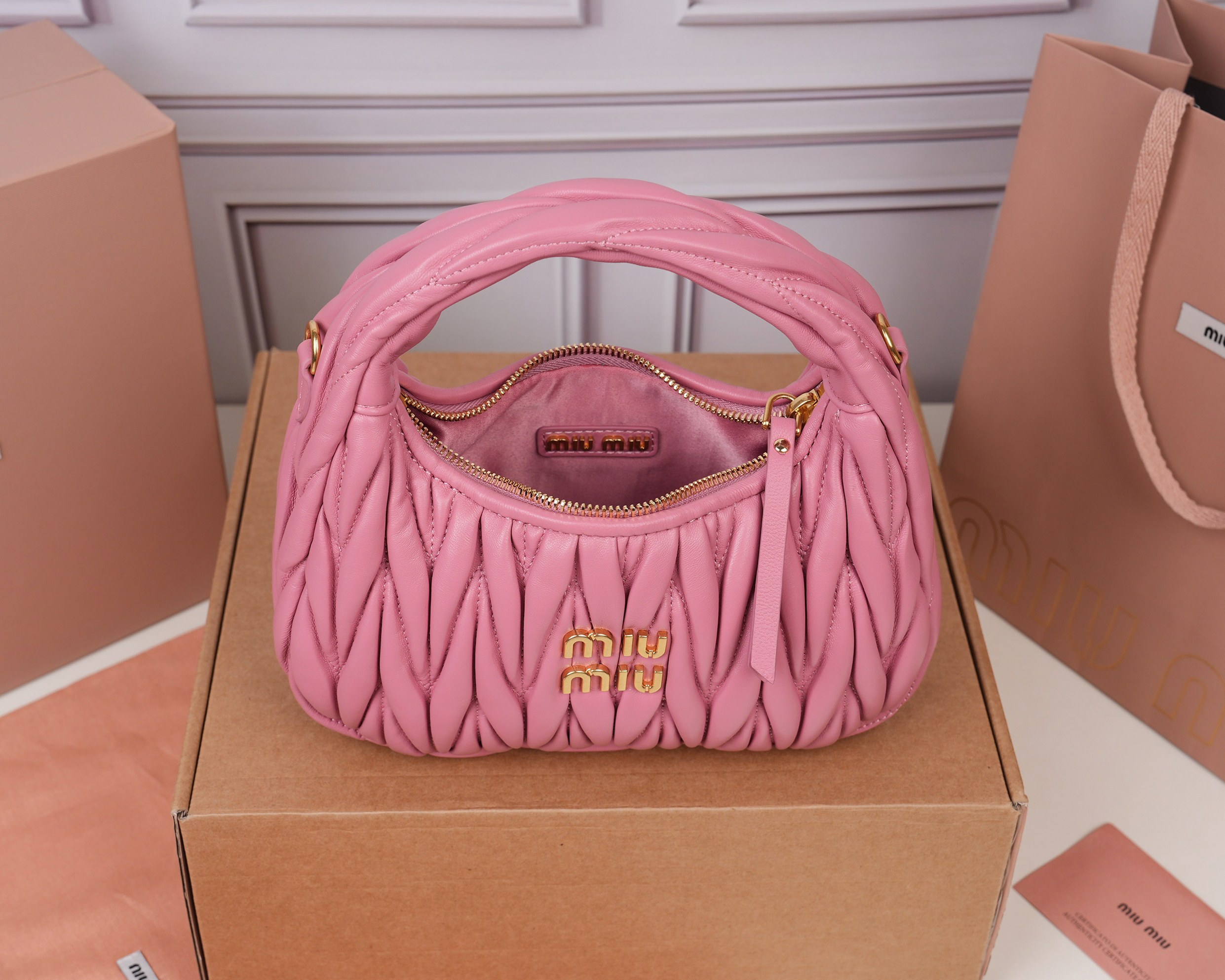 ミュウミュウ「MIUMIU」レディースファッションハンドバッグとショルダーバッグ