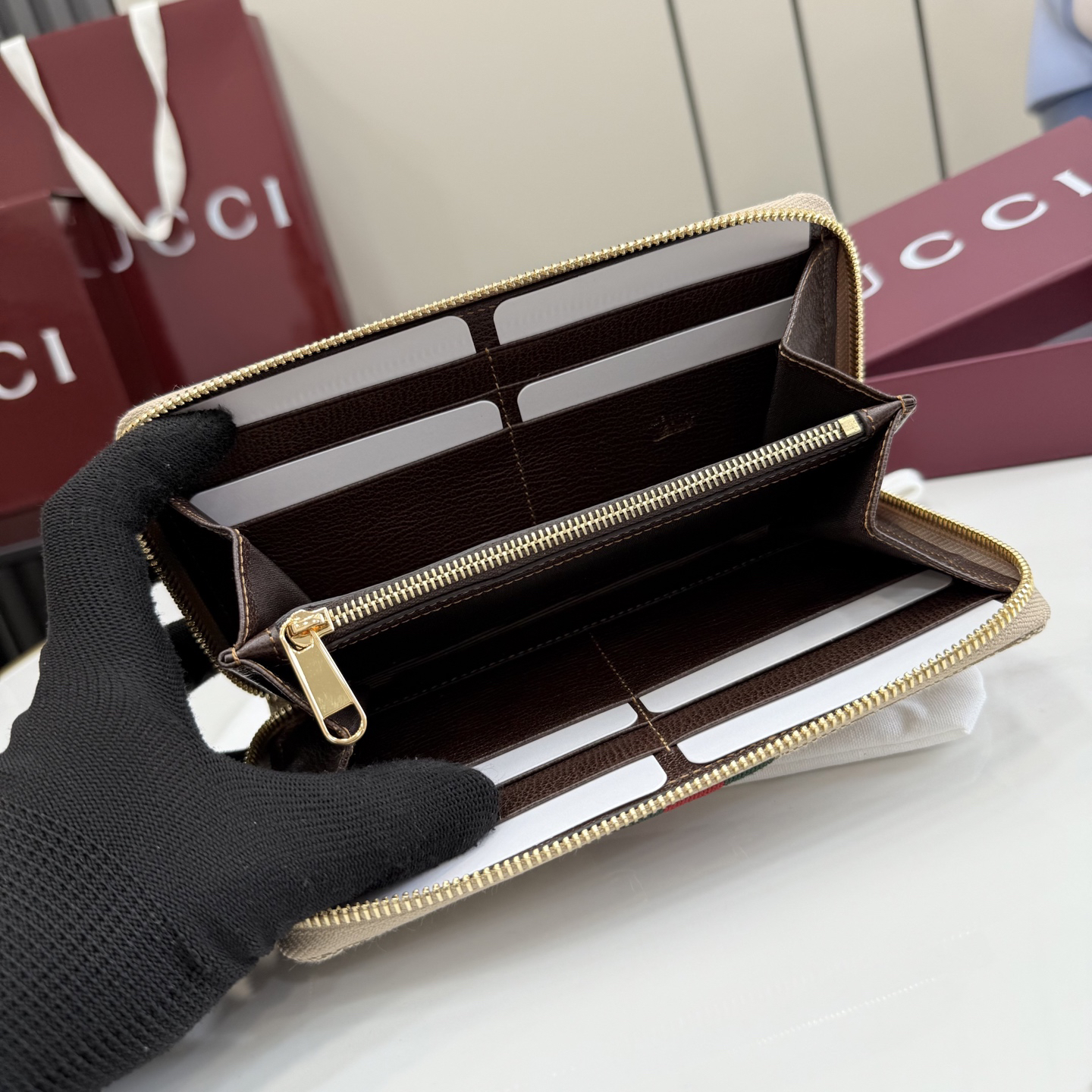 グッチ「Gucci」 クラシックなモノグラムウォレット