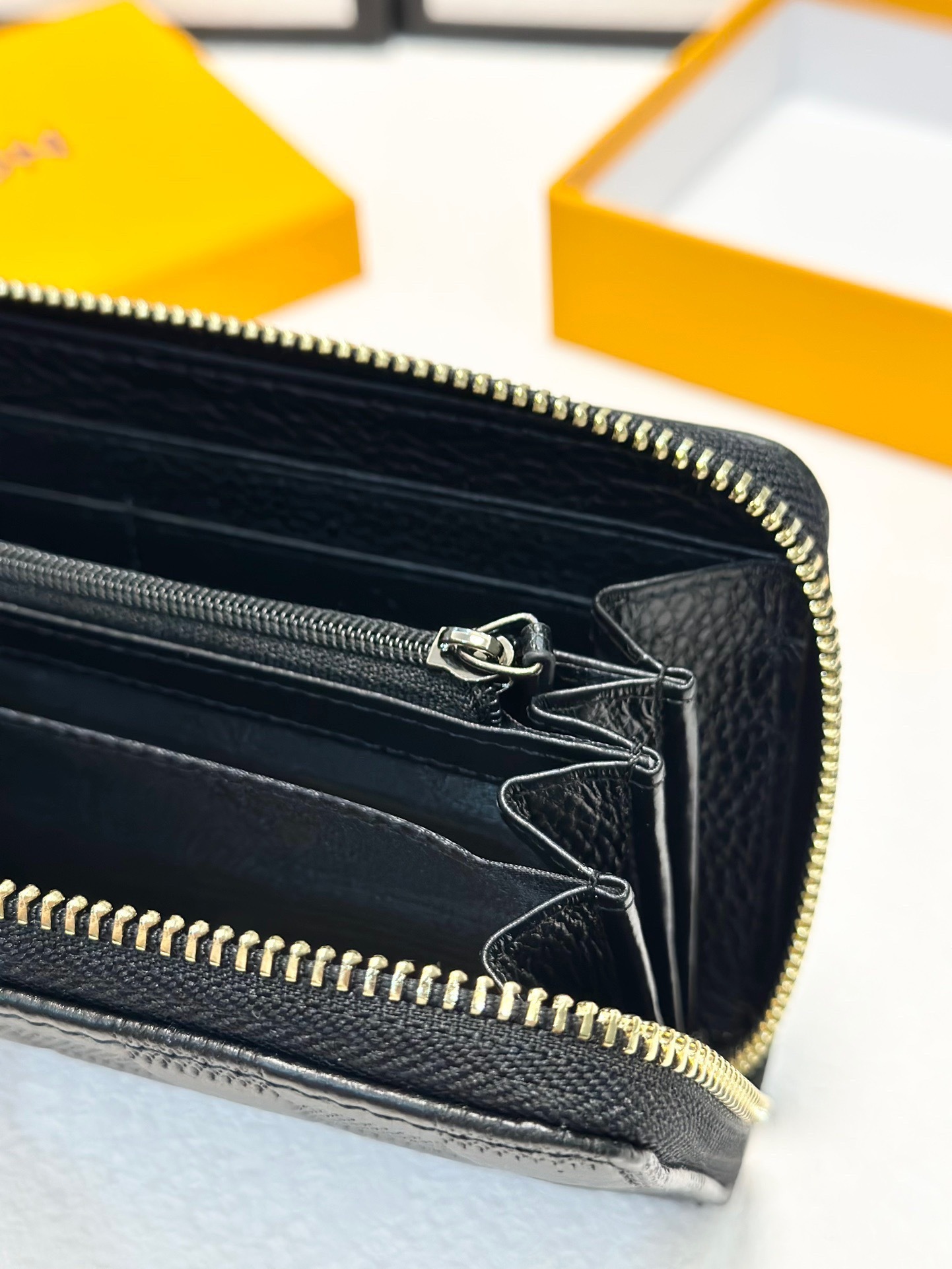 Louis Vuitton  ルイ・ヴィトン 新作 牛革財布