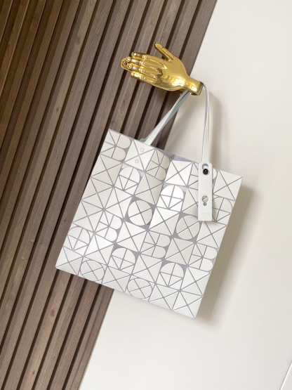 イッセイミヤケ「Issey Miyake」LUCENTシリーズ トートバッグ