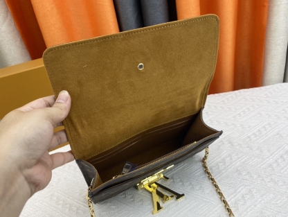 ルイ・ヴィトン「Louis Vuitton」レザーポケットウォレット レディース おしゃれ ショルダーバッグ